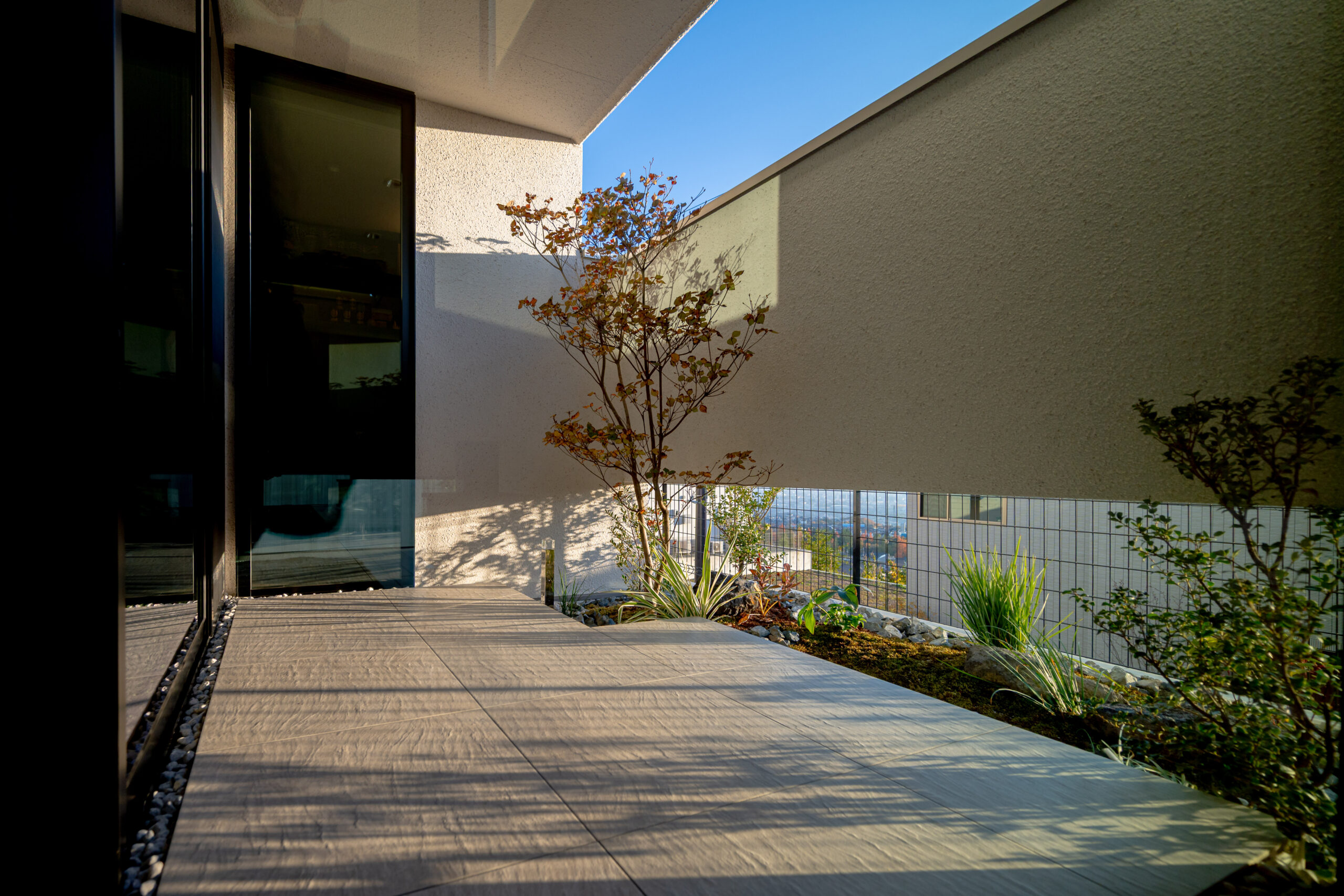 兵庫県　植栽のシルエットとタイルテラスが暮らしを彩る、オープンエクステリア