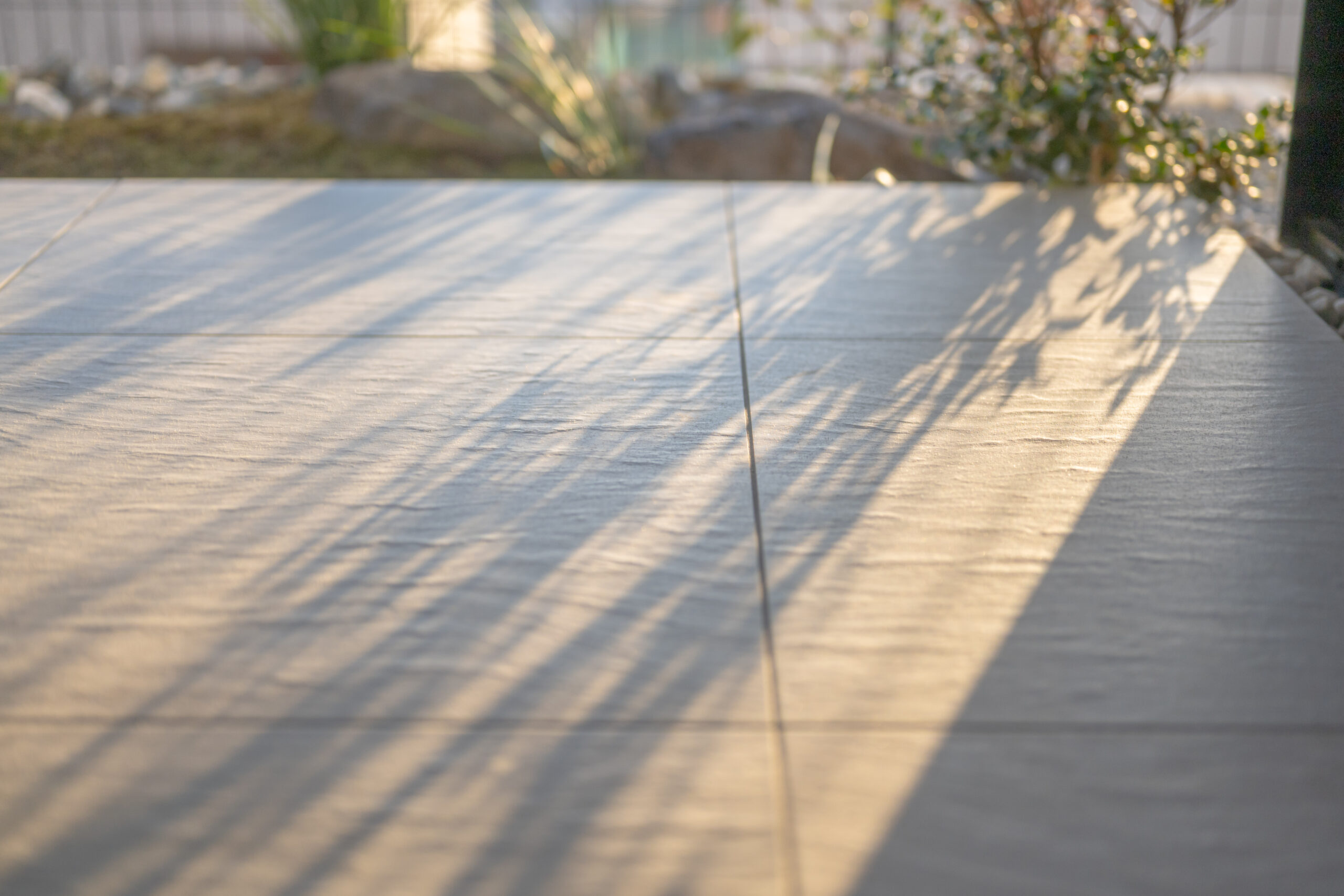 兵庫県　植栽のシルエットとタイルテラスが暮らしを彩る、オープンエクステリア