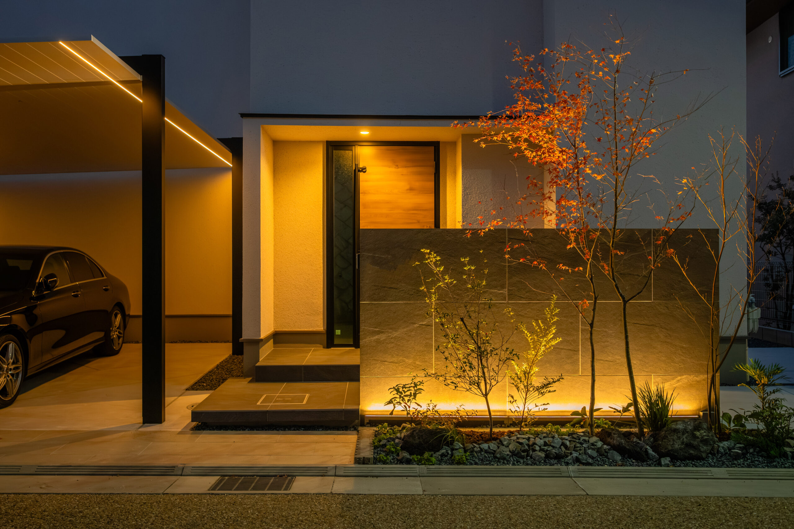 兵庫県　植栽のシルエットとタイルテラスが暮らしを彩る、オープンエクステリア