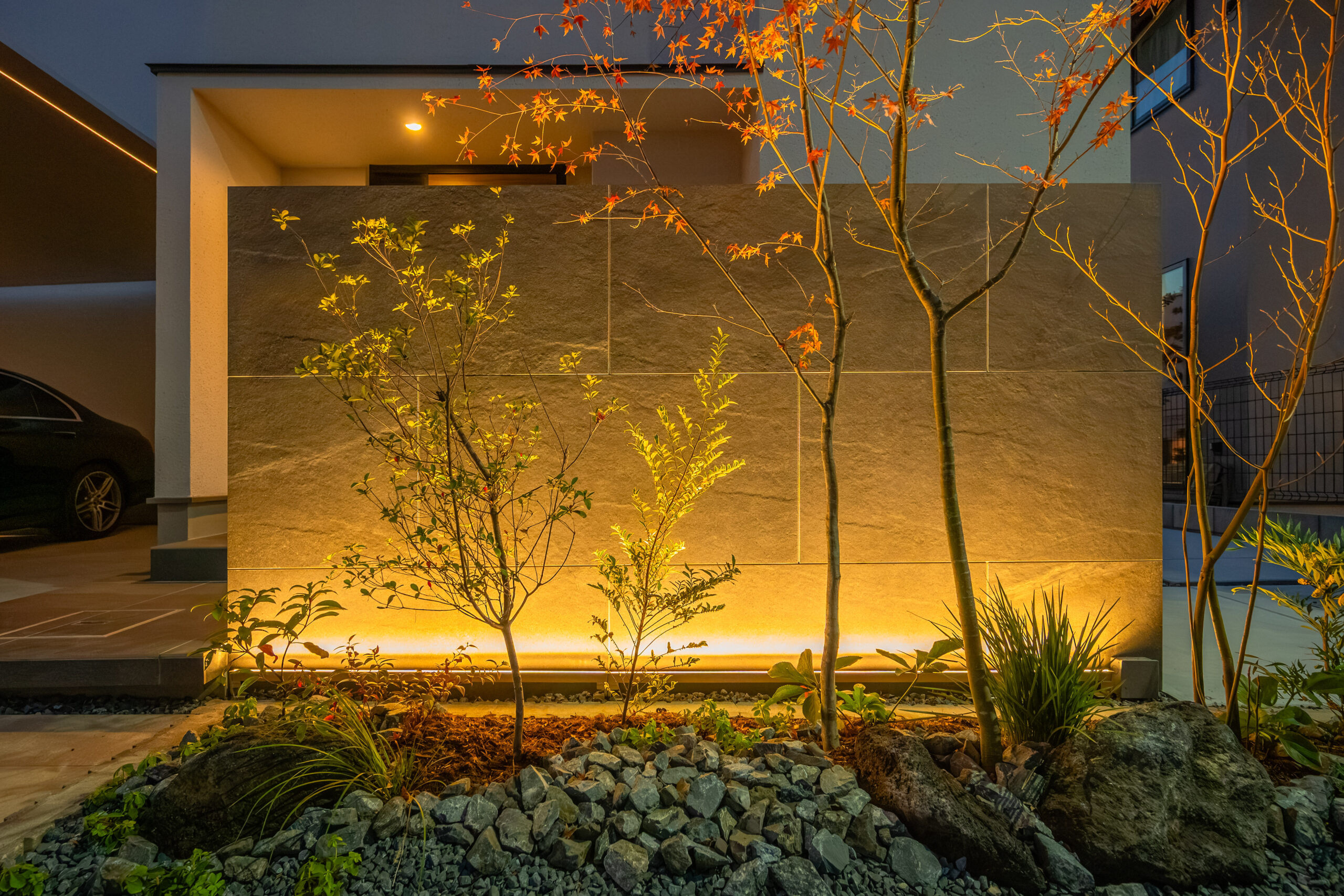 兵庫県　植栽のシルエットとタイルテラスが暮らしを彩る、オープンエクステリア