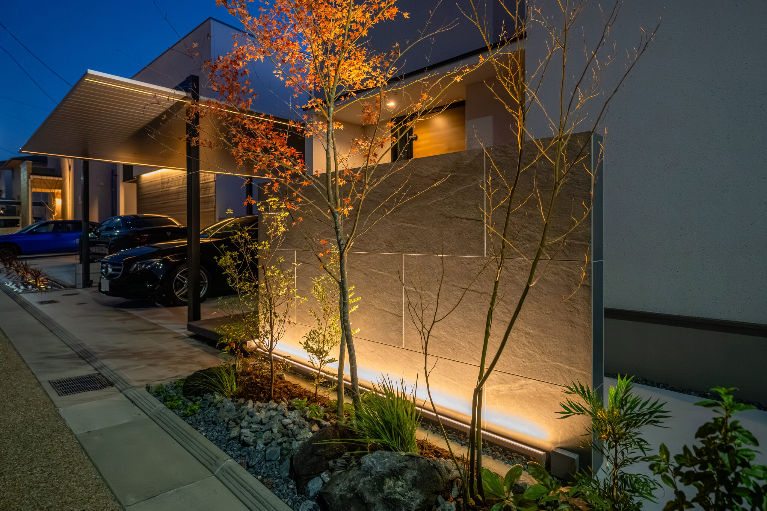 兵庫県　植栽のシルエットとタイルテラスが暮らしを彩る、オープンエクステリア