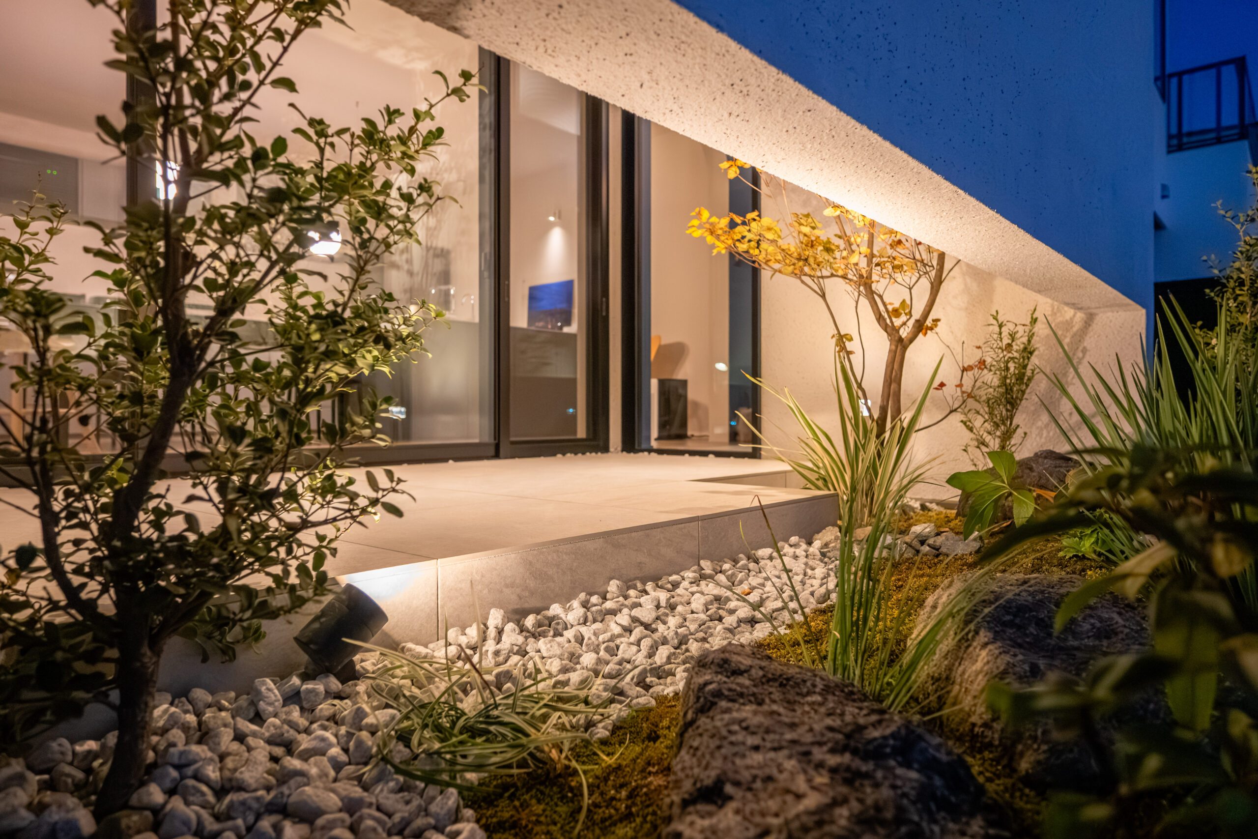 兵庫県　植栽のシルエットとタイルテラスが暮らしを彩る、オープンエクステリア