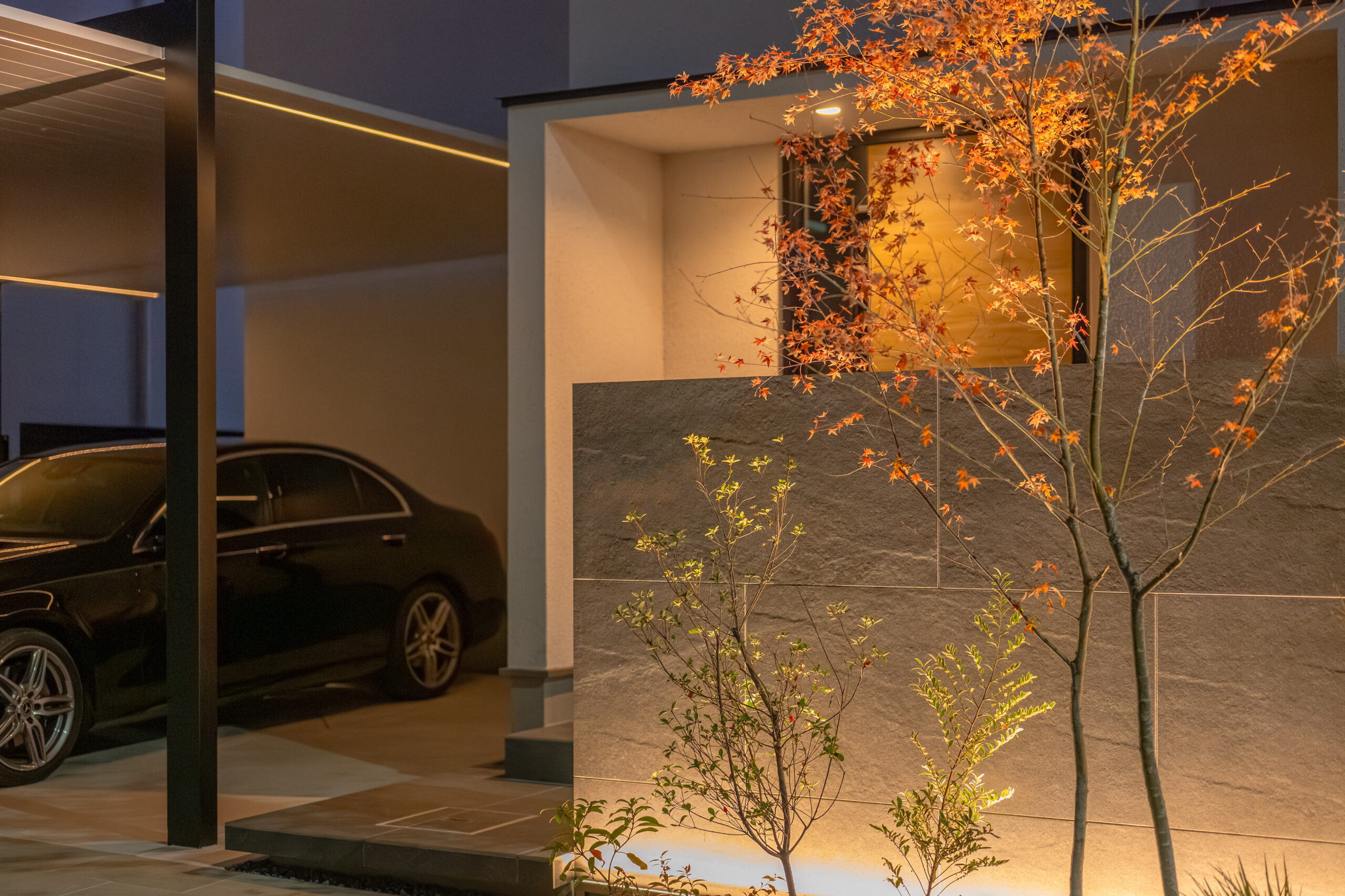 兵庫県　植栽のシルエットとタイルテラスが暮らしを彩る、オープンエクステリア