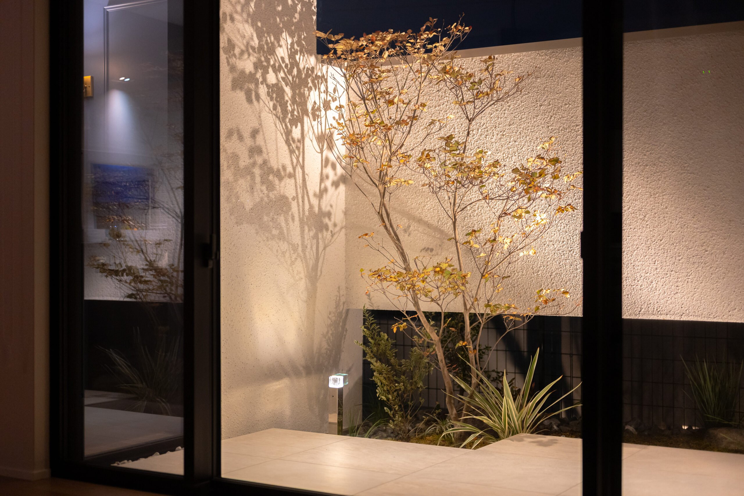 兵庫県　植栽のシルエットとタイルテラスが暮らしを彩る、オープンエクステリア