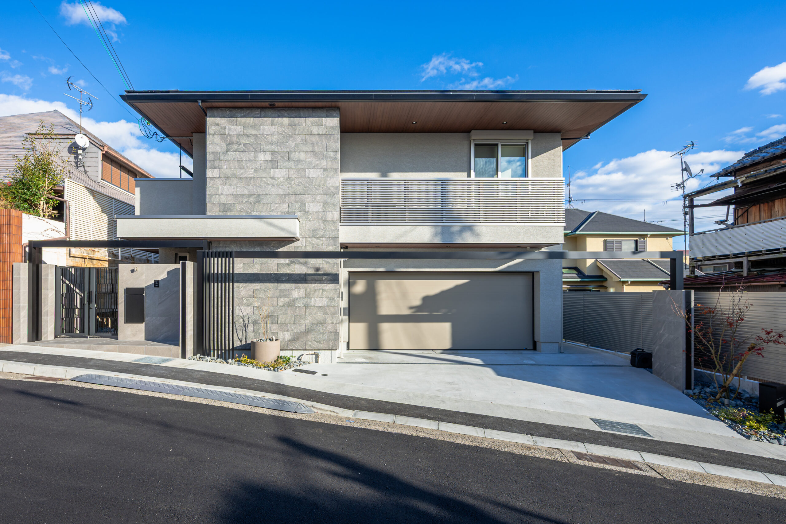 兵庫県　上質な素材と光が織りなす、クールモダンエクステリア