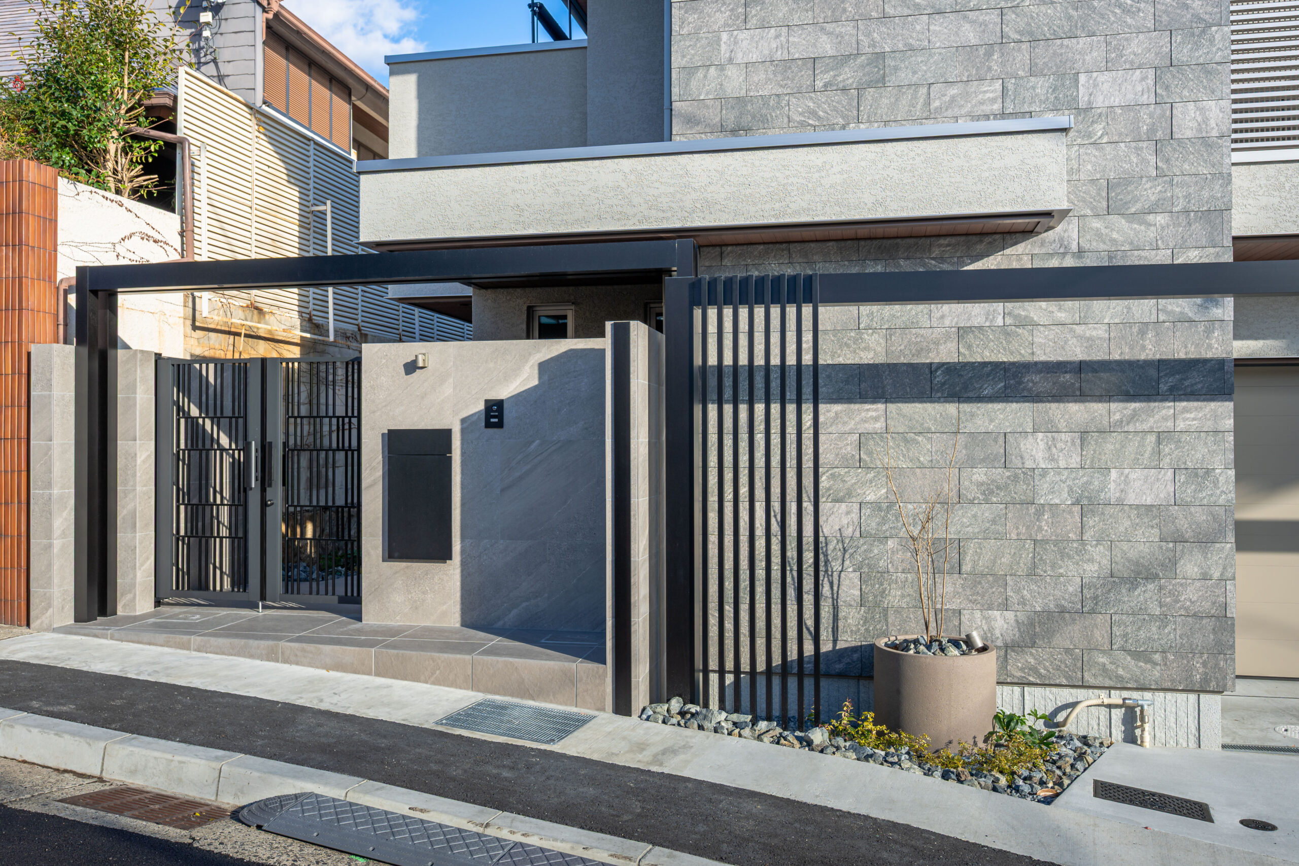 兵庫県　上質な素材と光が織りなす、クールモダンエクステリア