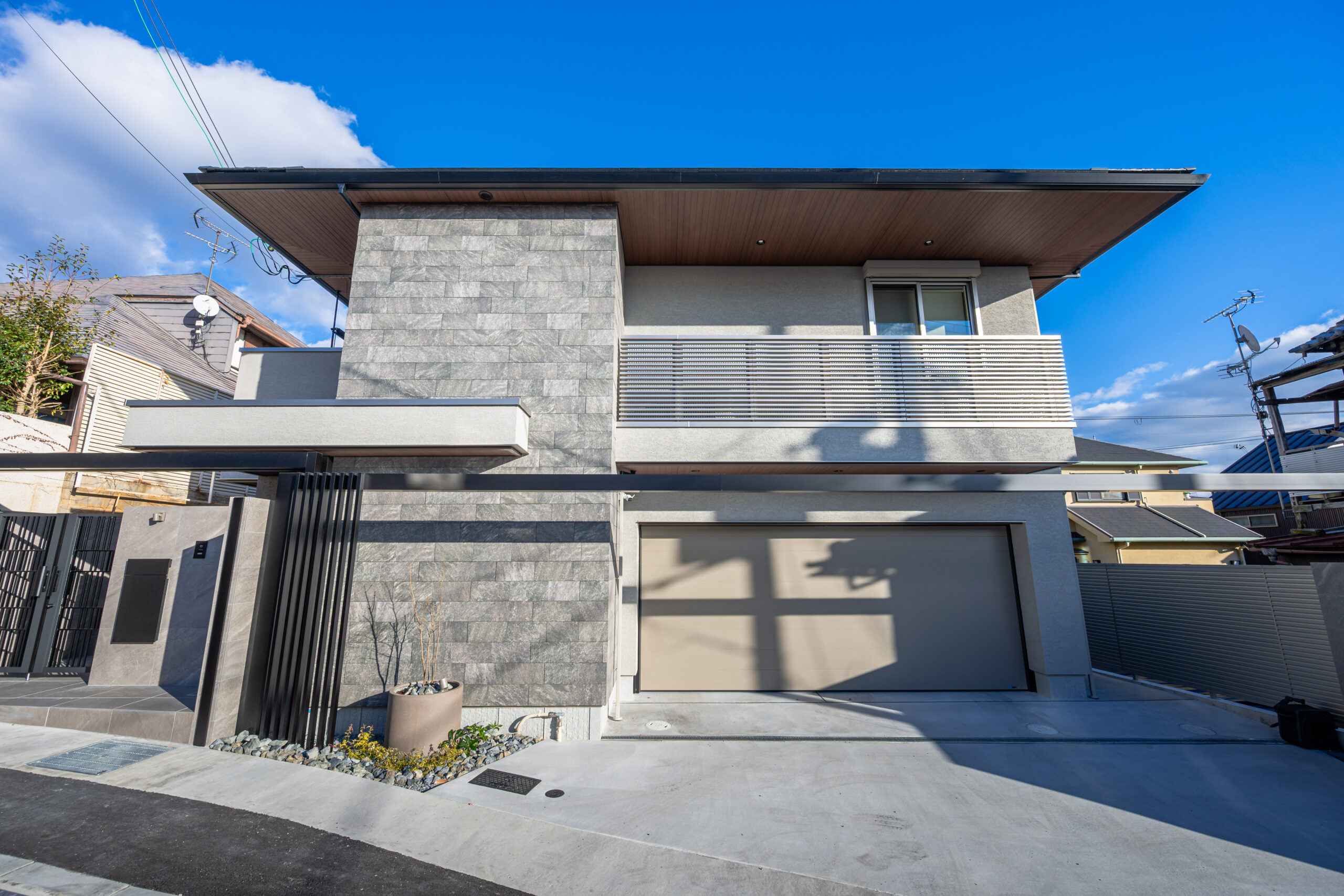 兵庫県　上質な素材と光が織りなす、クールモダンエクステリア