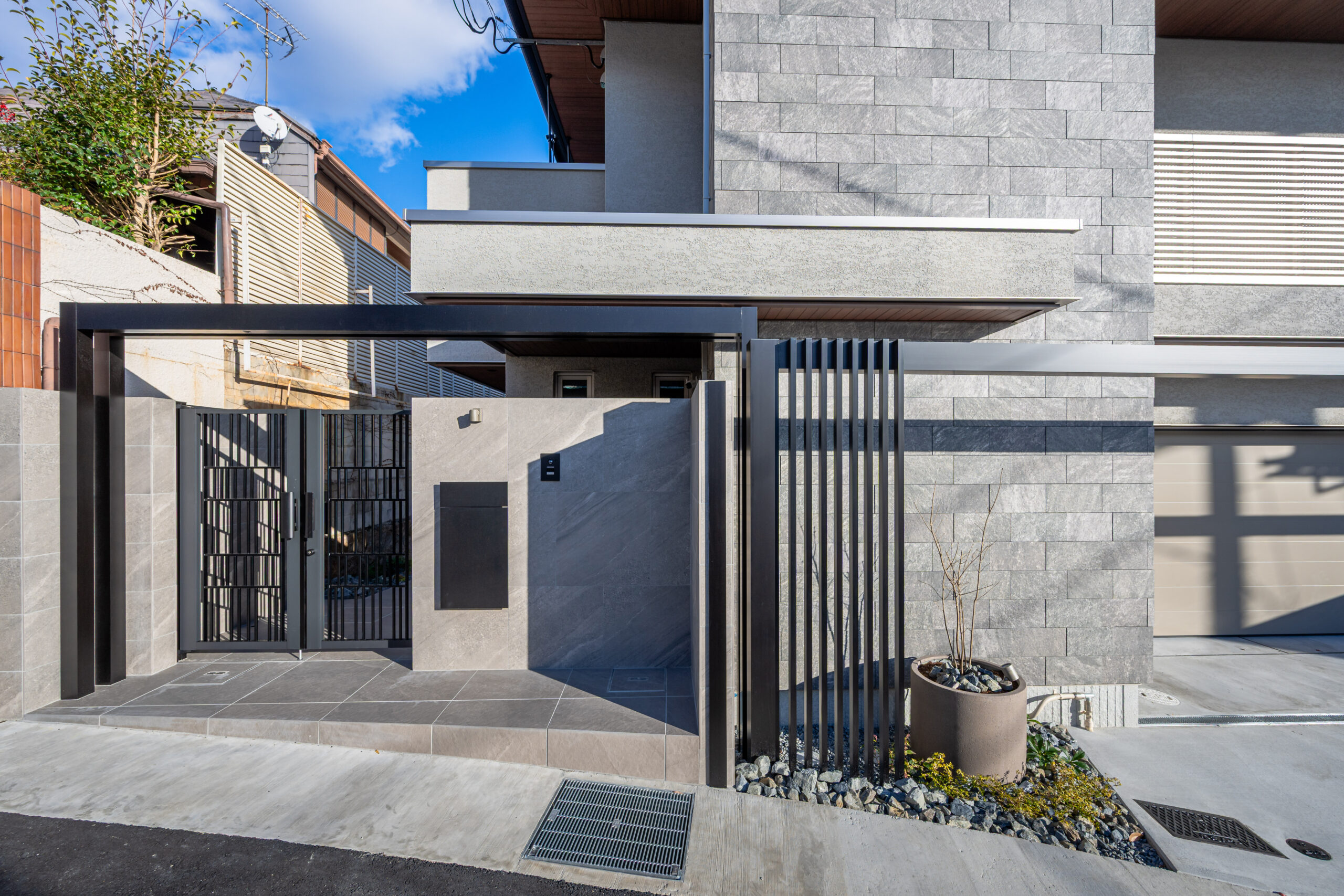 兵庫県　上質な素材と光が織りなす、クールモダンエクステリア