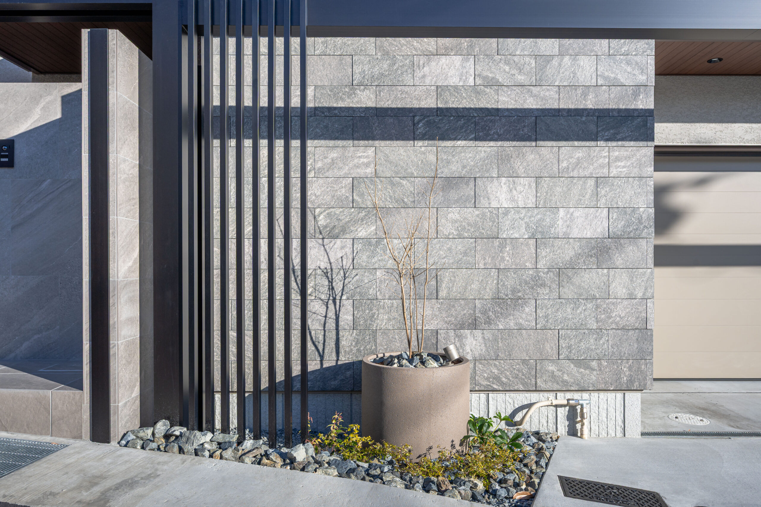 兵庫県　上質な素材と光が織りなす、クールモダンエクステリア