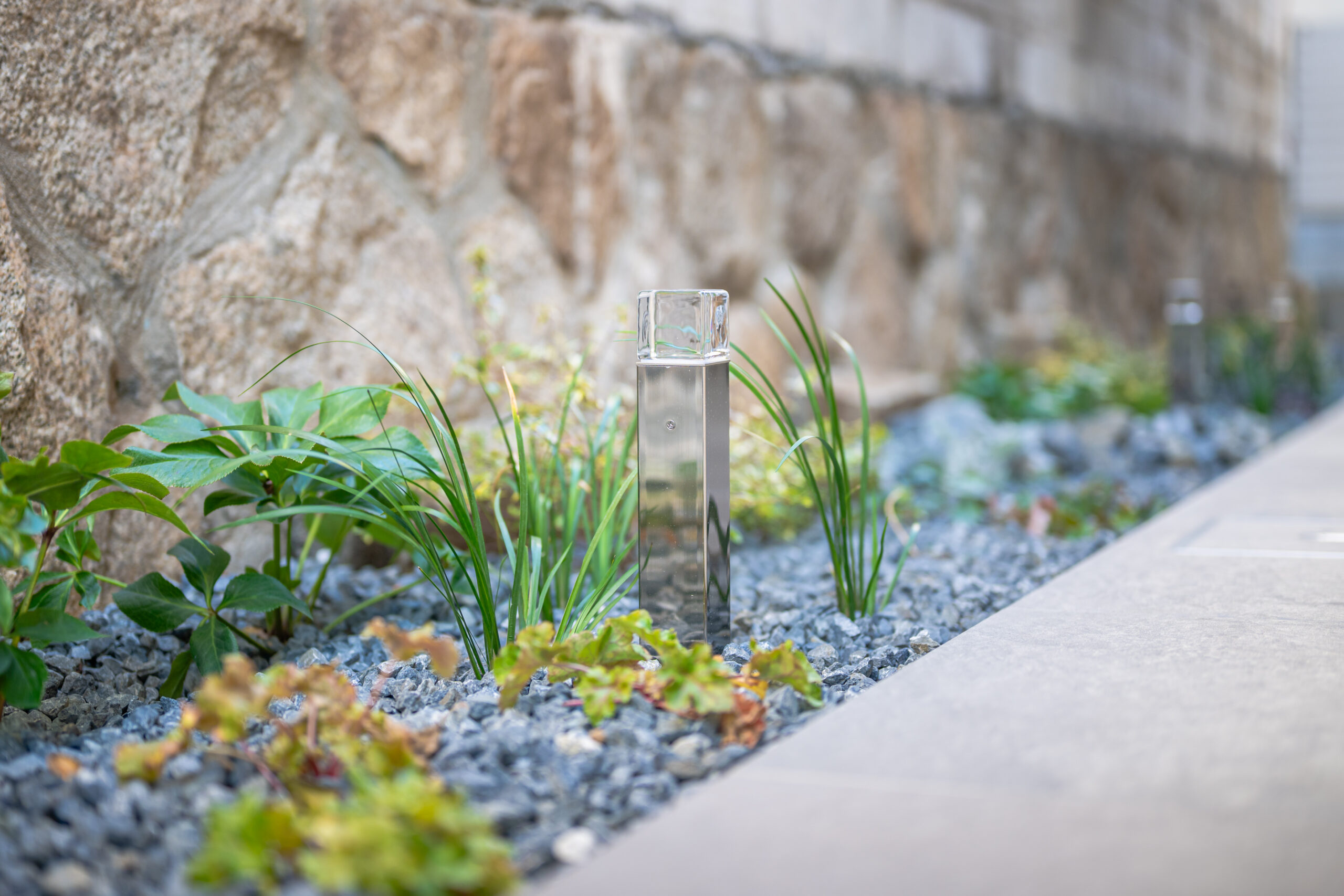 兵庫県　上質な素材と光が織りなす、クールモダンエクステリア