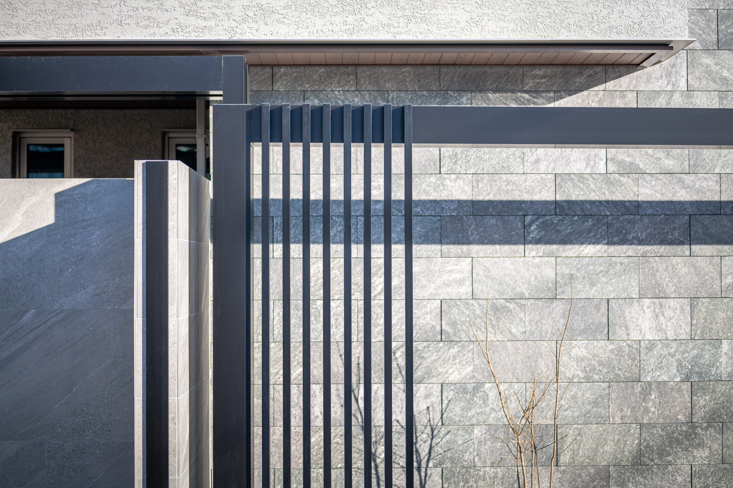 兵庫県　上質な素材と光が織りなす、クールモダンエクステリア