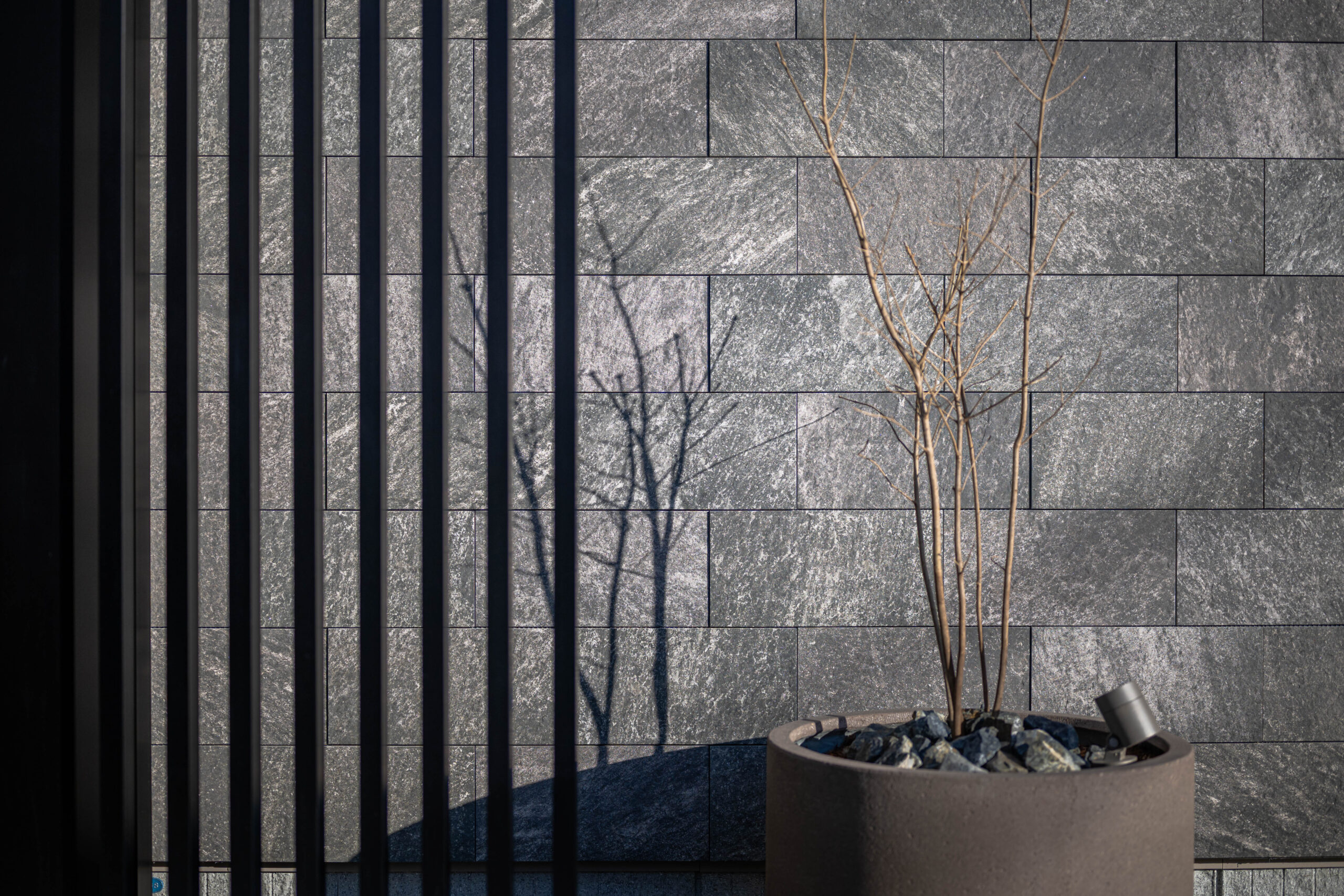 兵庫県　上質な素材と光が織りなす、クールモダンエクステリア