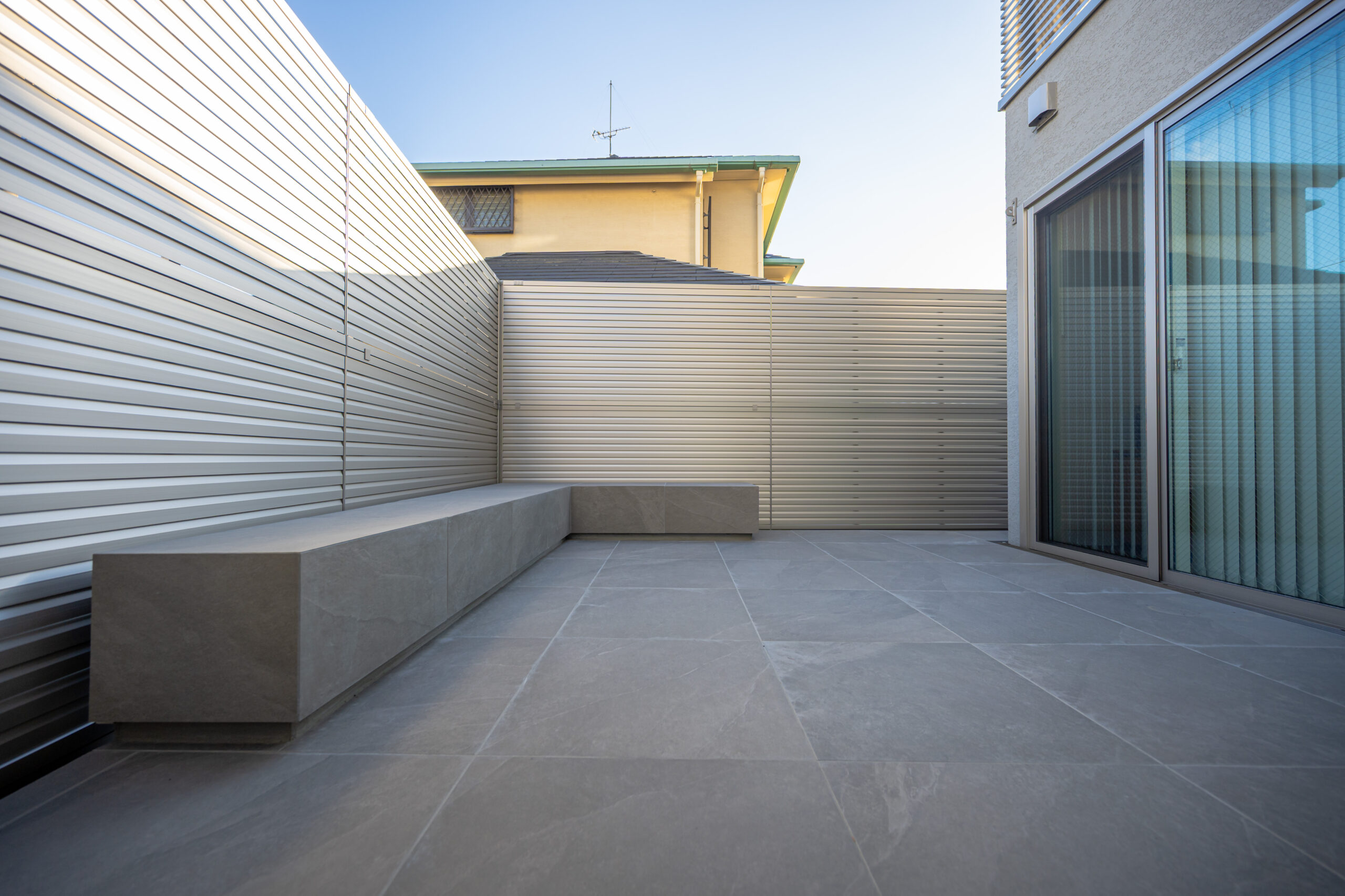 兵庫県　上質な素材と光が織りなす、クールモダンエクステリア