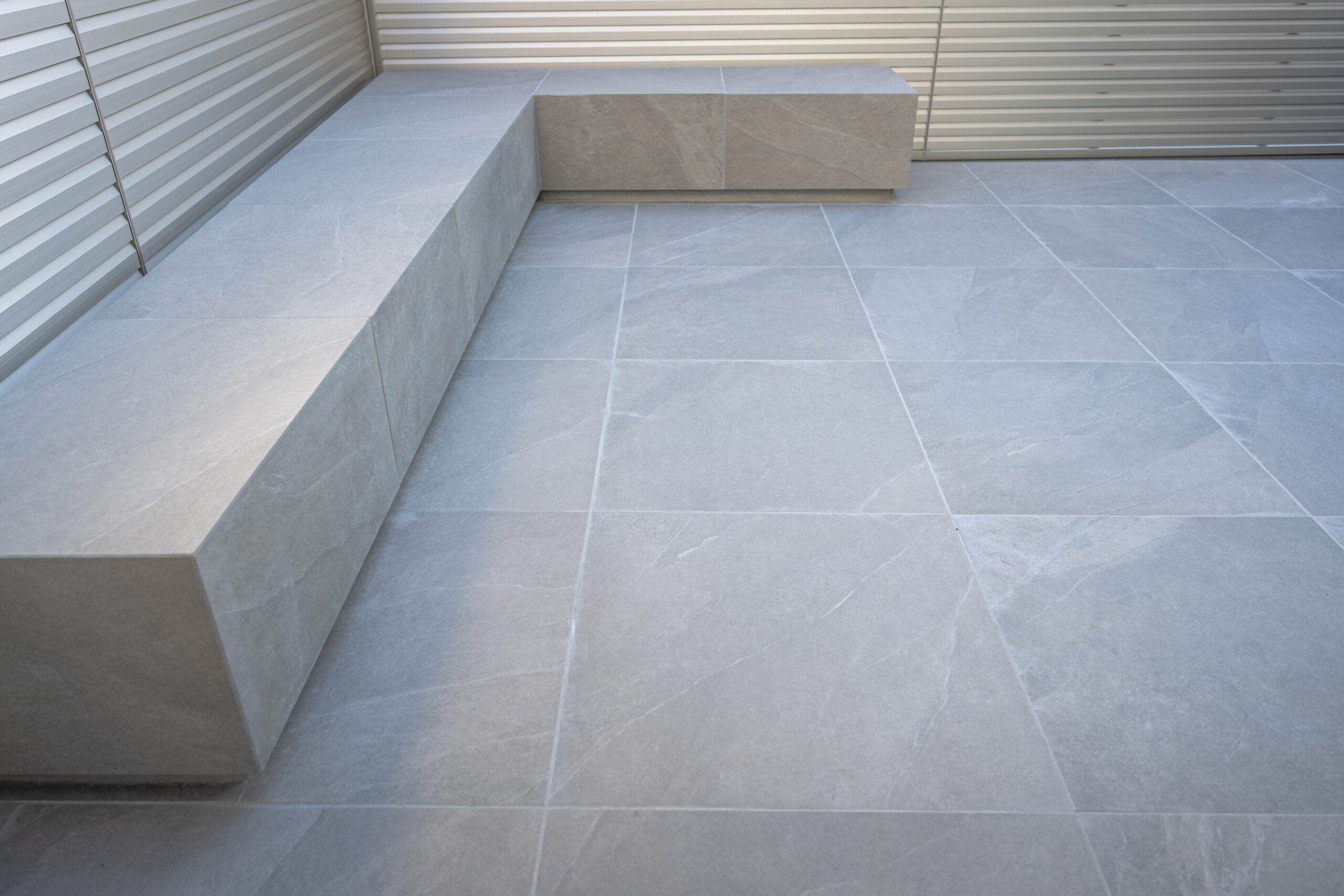 兵庫県　上質な素材と光が織りなす、クールモダンエクステリア