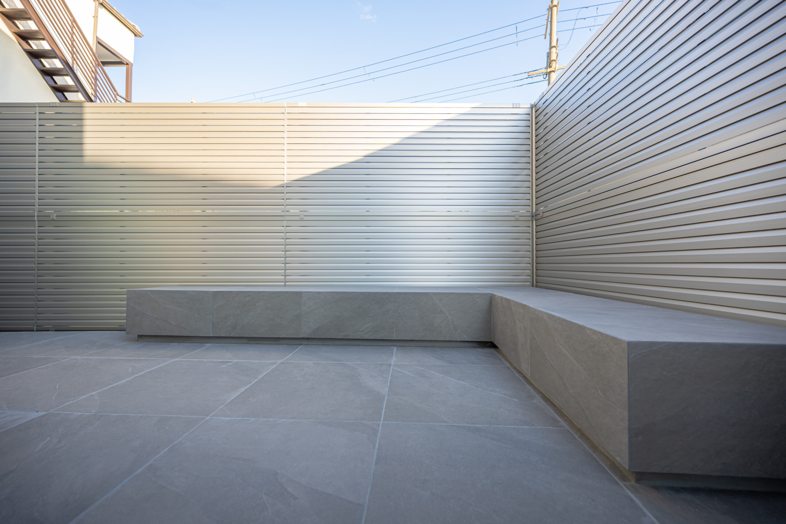 兵庫県　上質な素材と光が織りなす、クールモダンエクステリア