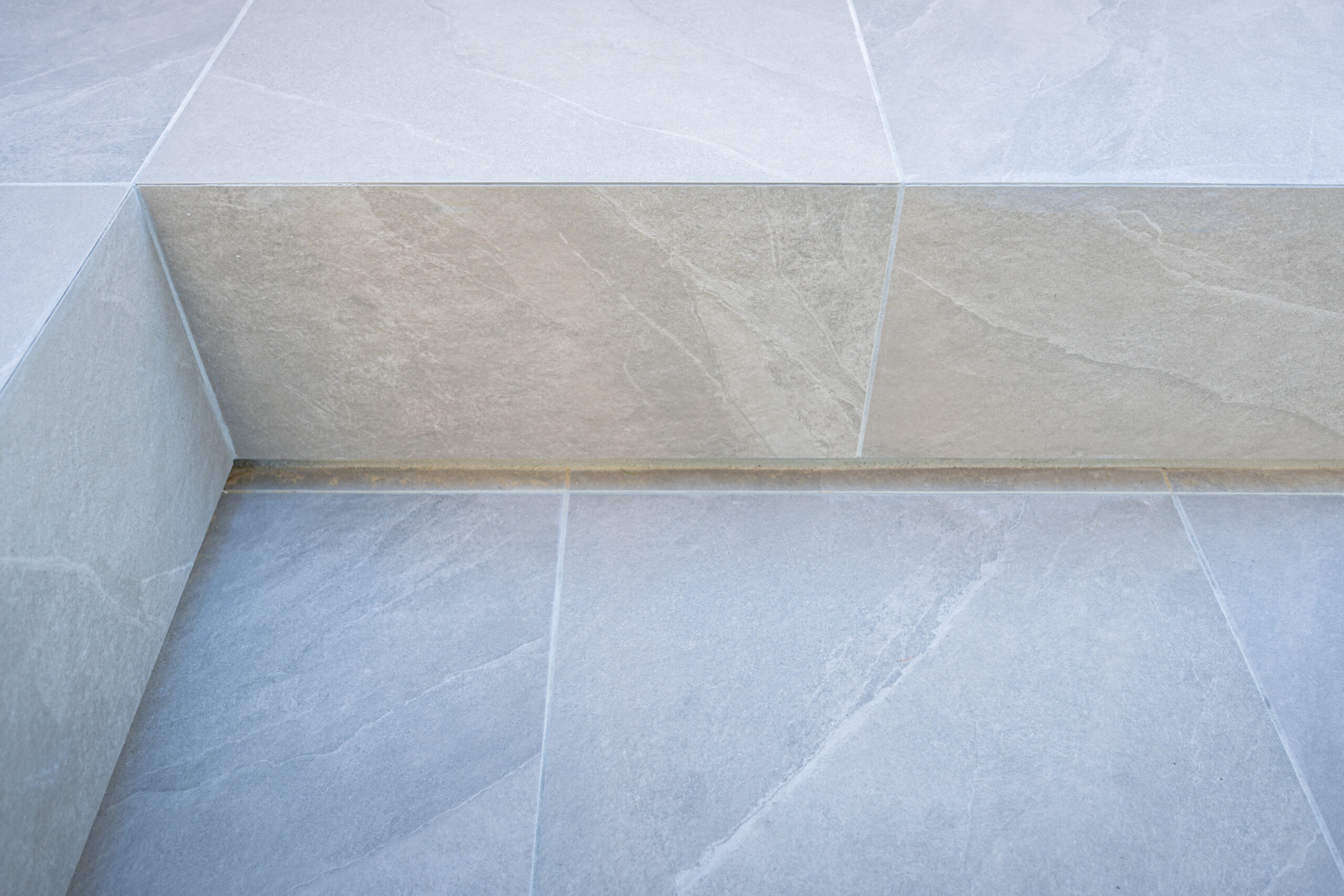 兵庫県　上質な素材と光が織りなす、クールモダンエクステリア