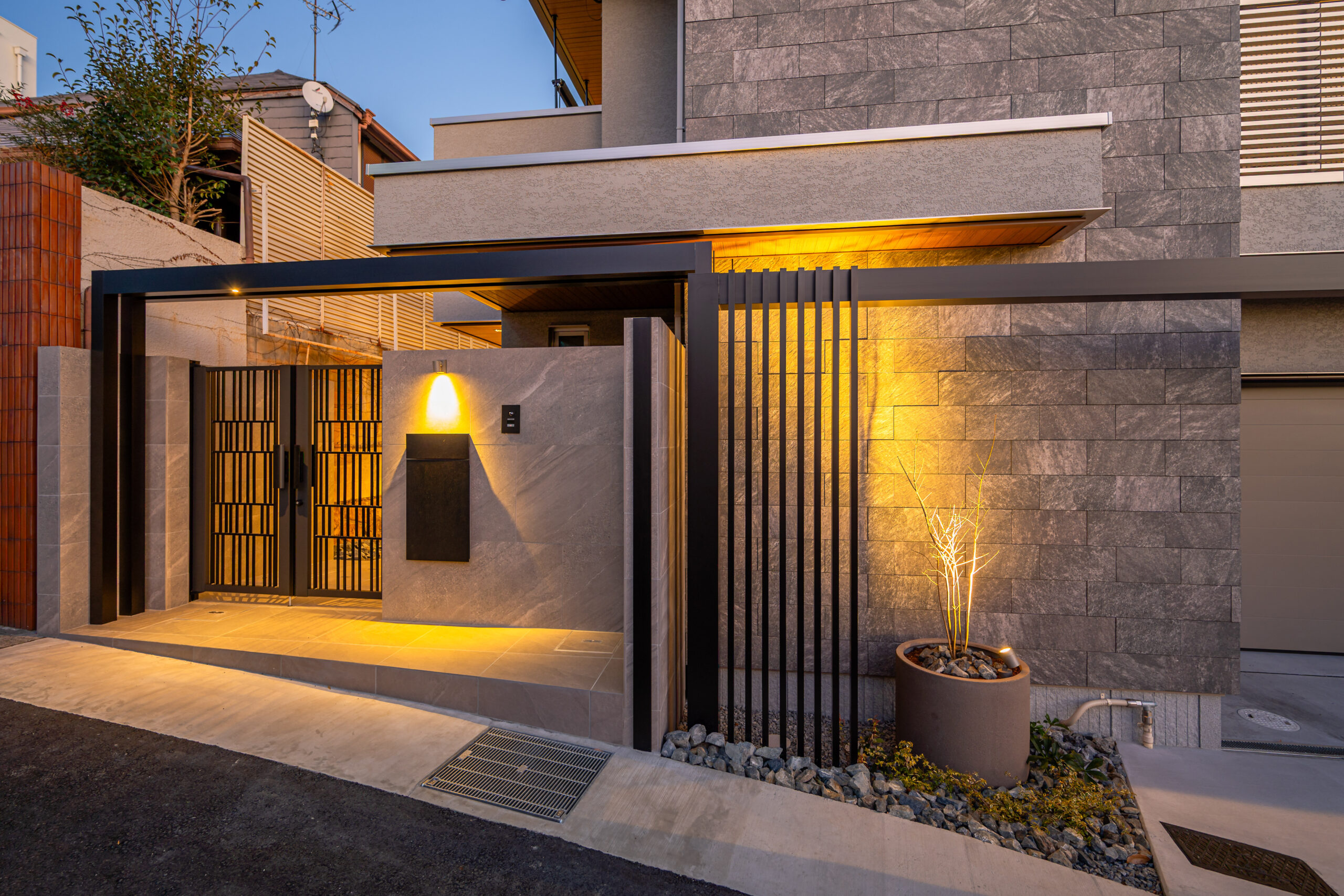 兵庫県　上質な素材と光が織りなす、クールモダンエクステリア