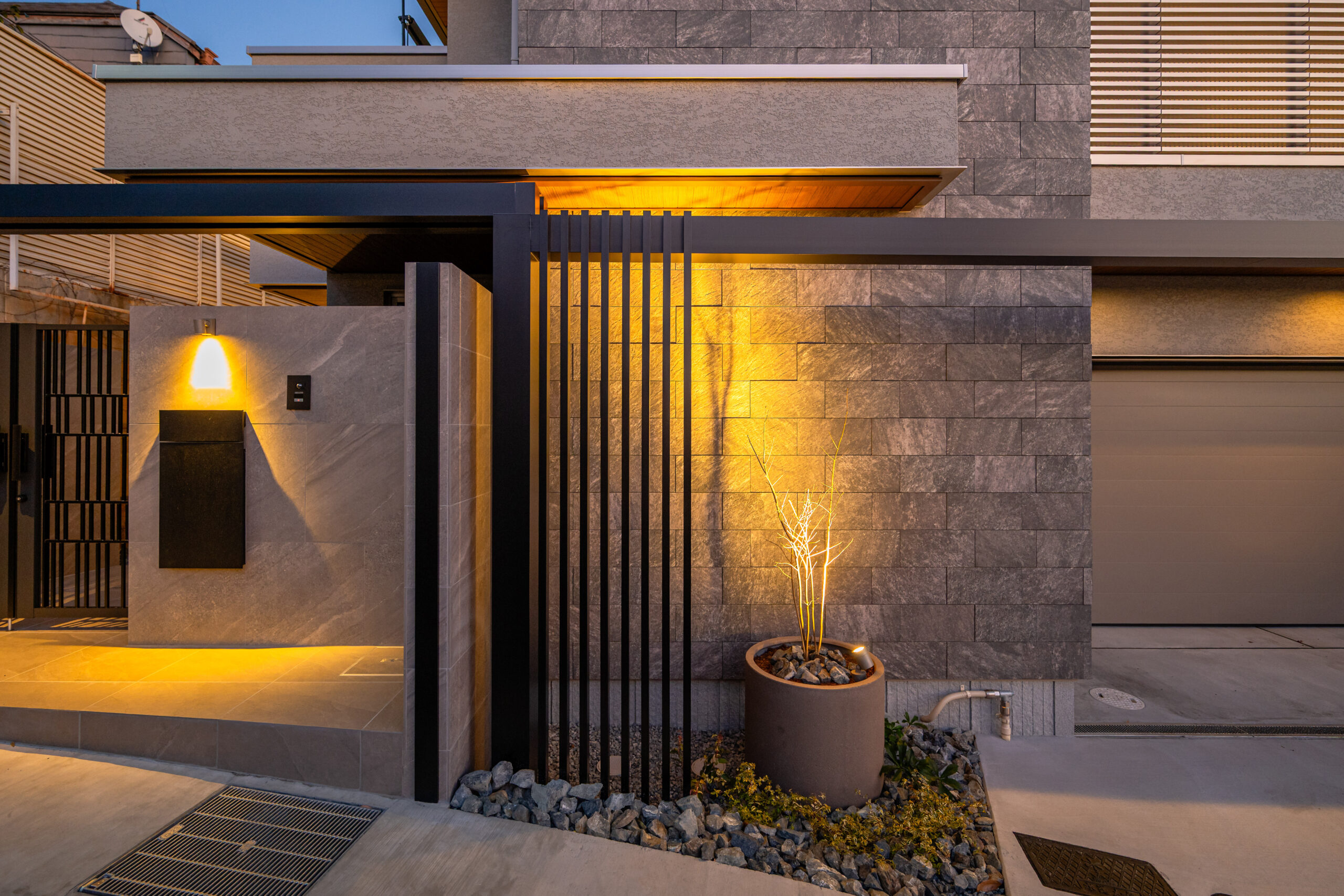 兵庫県　上質な素材と光が織りなす、クールモダンエクステリア