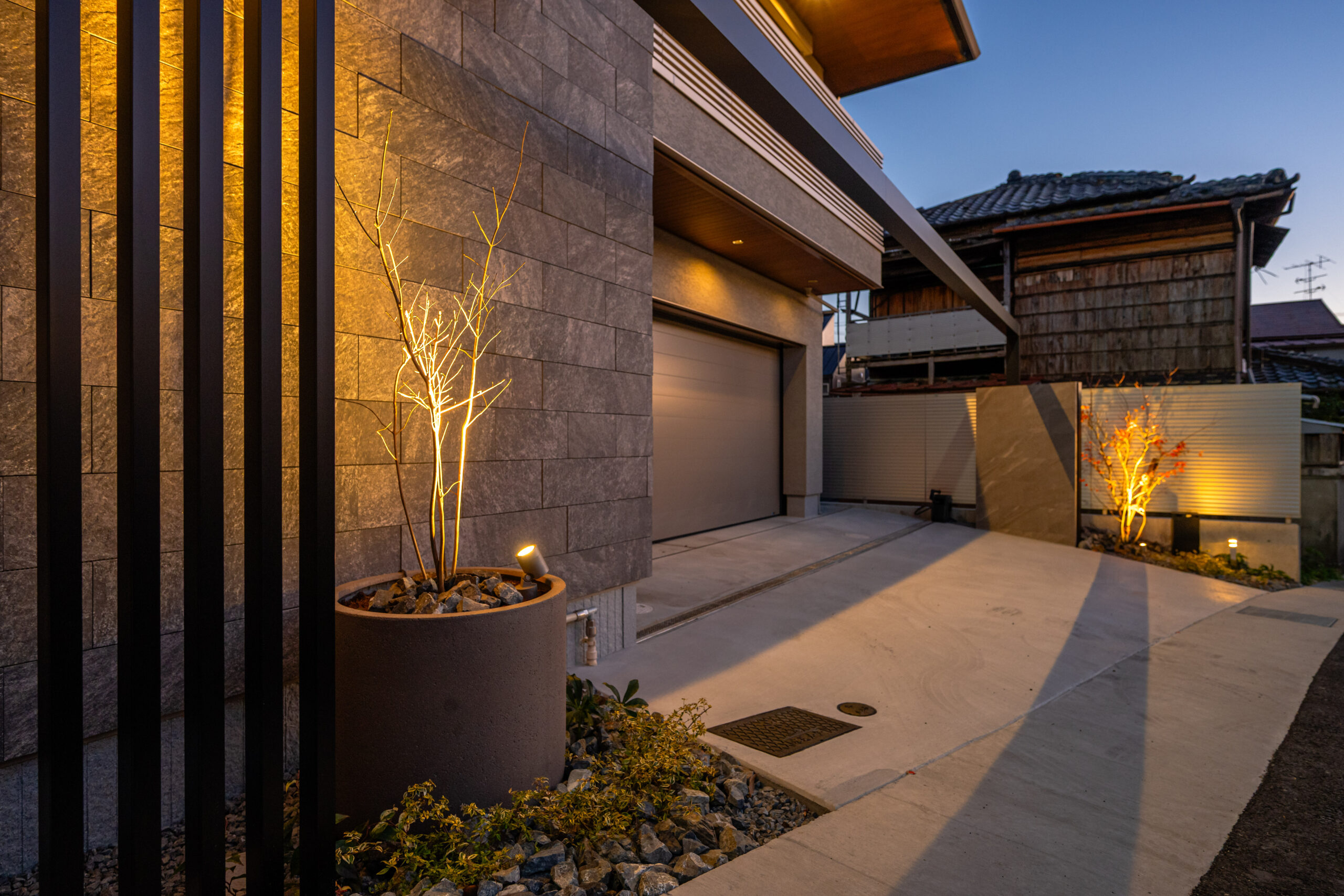 兵庫県　上質な素材と光が織りなす、クールモダンエクステリア