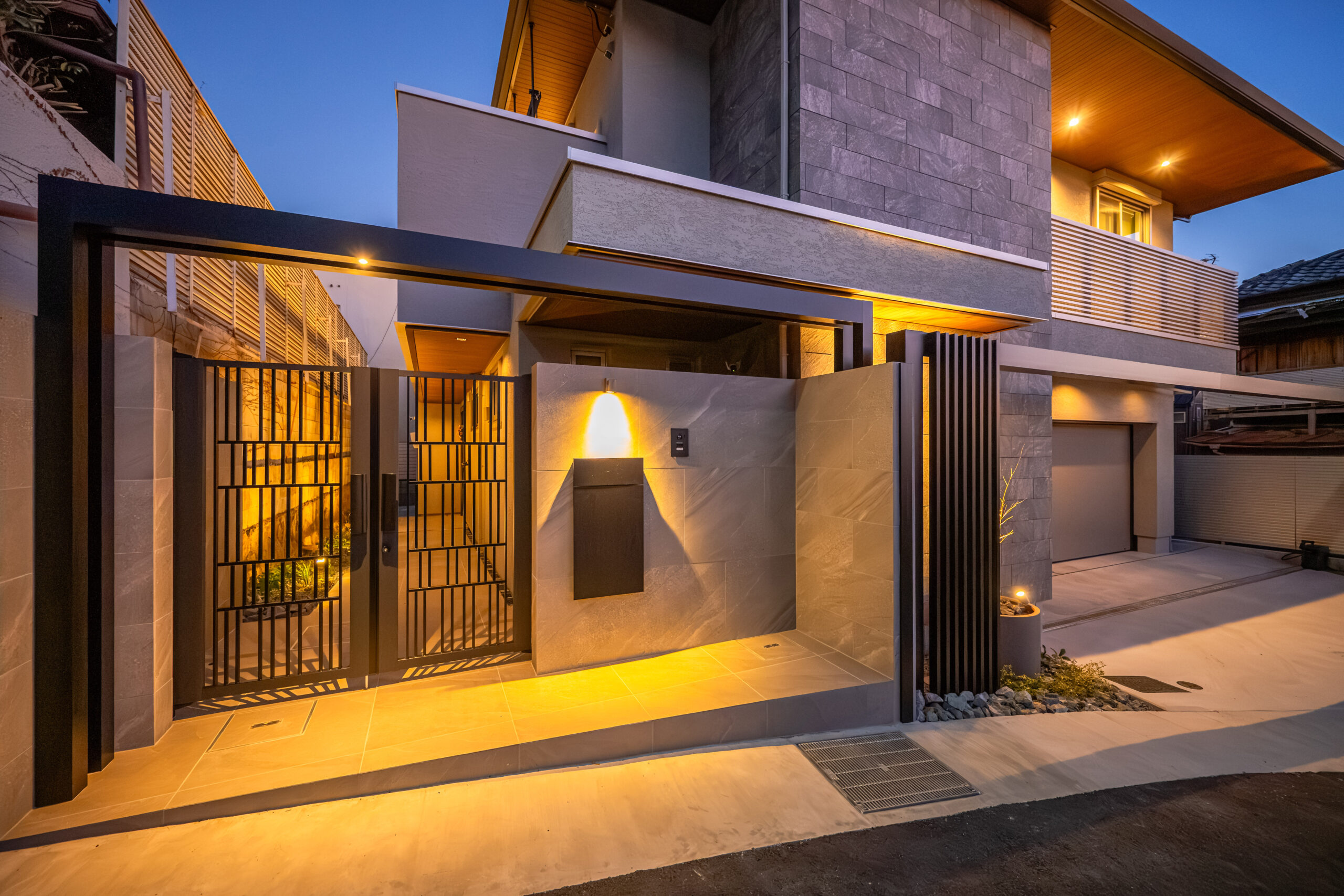 兵庫県 上質な素材と光が織りなす、クールモダンエクステリア