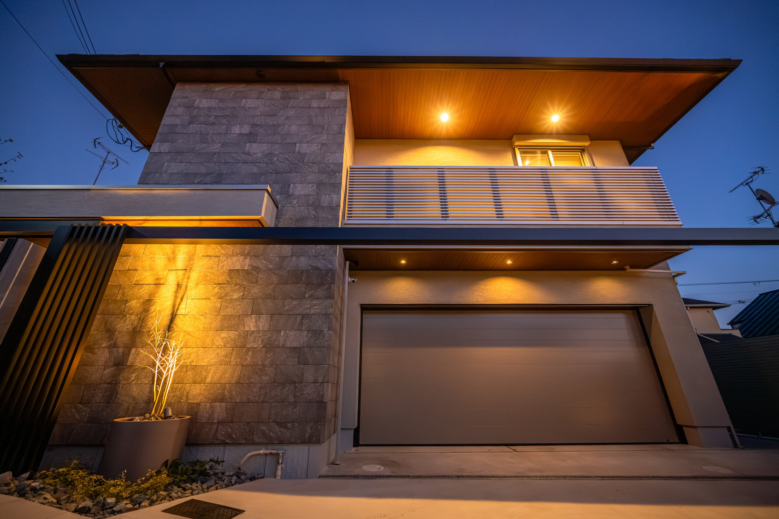 兵庫県　上質な素材と光が織りなす、クールモダンエクステリア