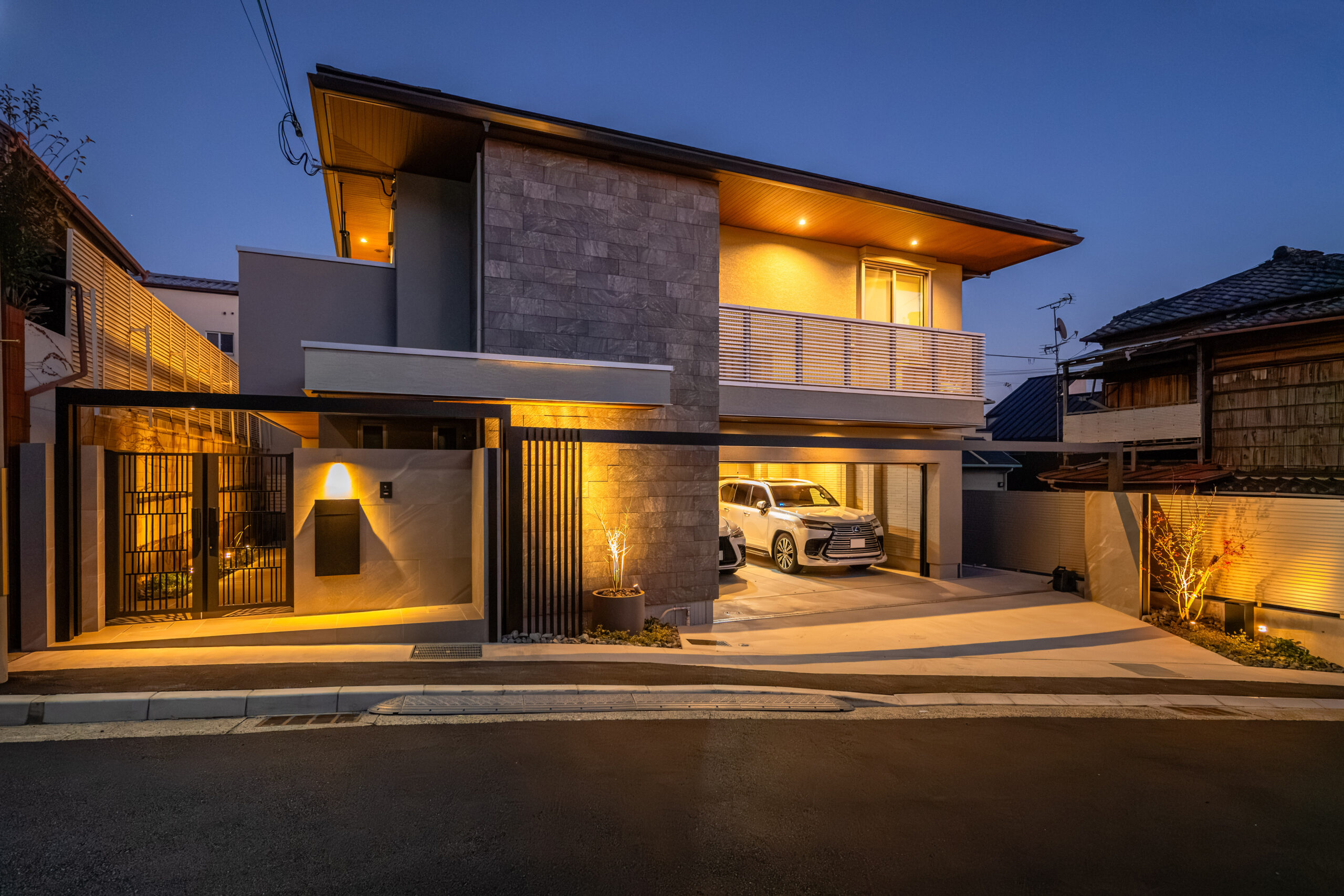兵庫県　上質な素材と光が織りなす、クールモダンエクステリア