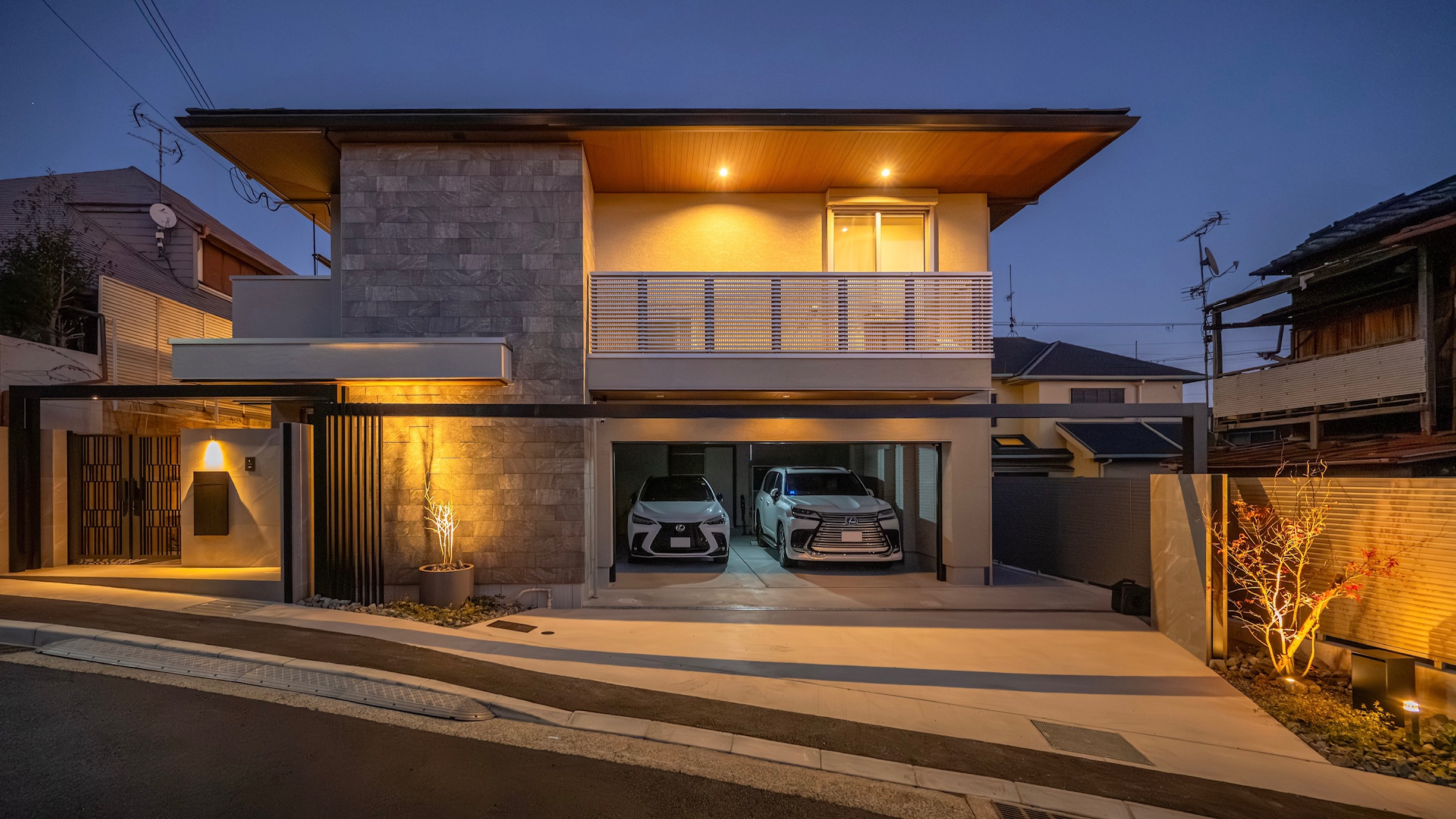 兵庫県　上質な素材と光が織りなす、クールモダンエクステリア