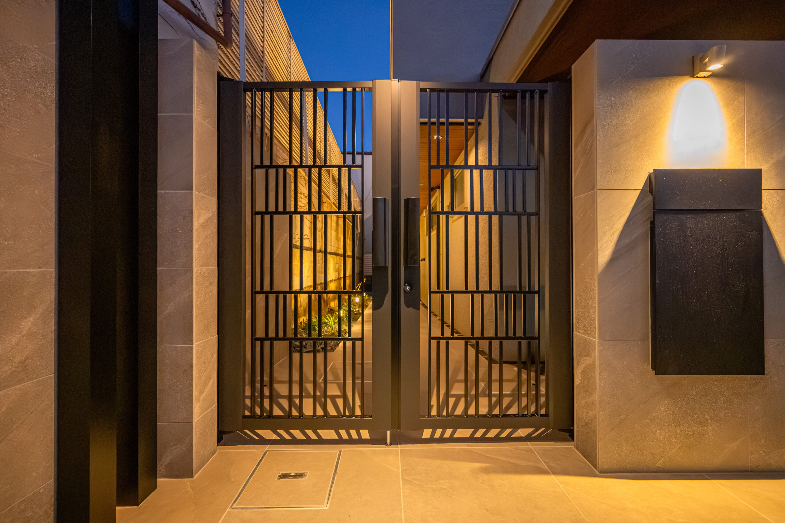 兵庫県　上質な素材と光が織りなす、クールモダンエクステリア