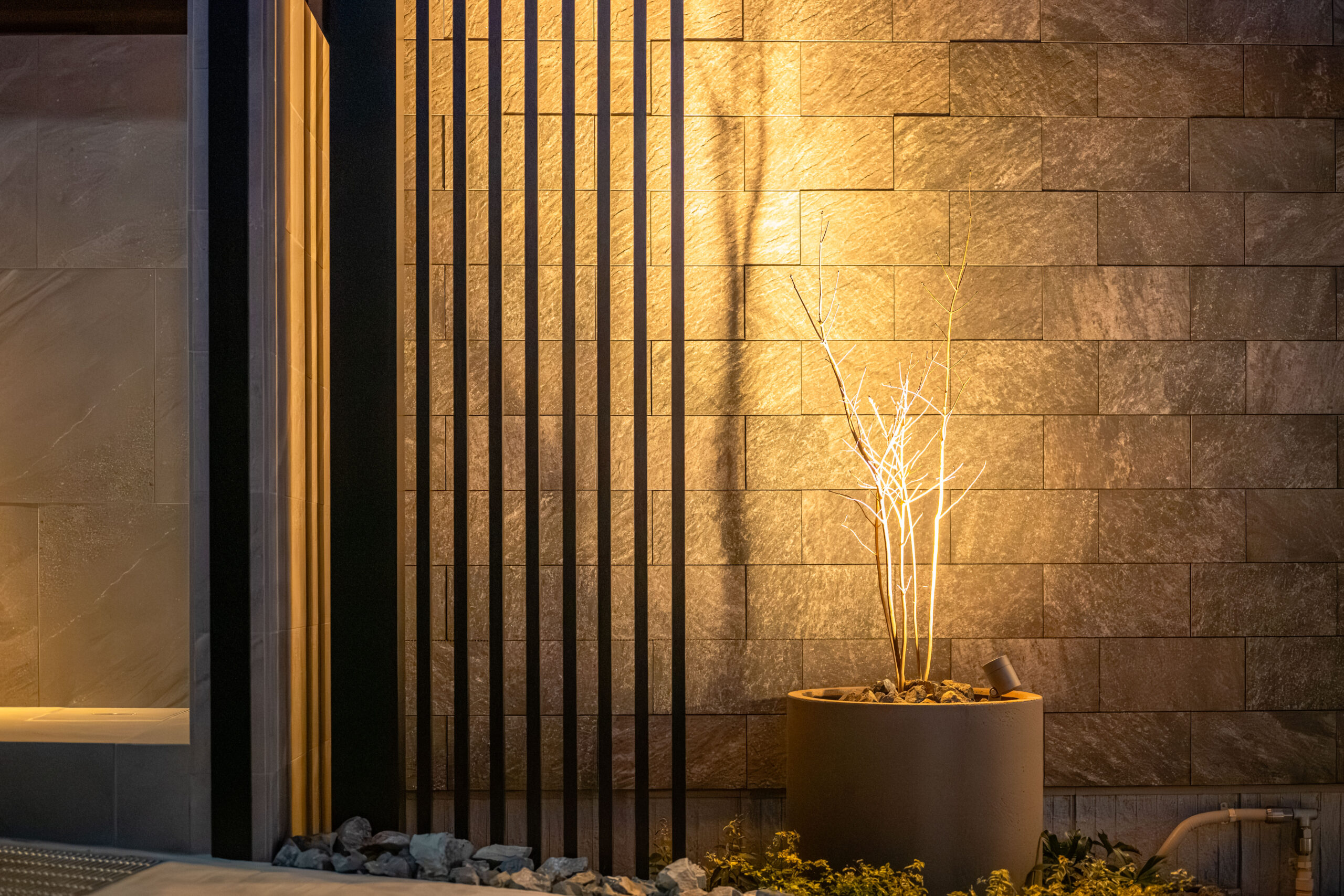 兵庫県　上質な素材と光が織りなす、クールモダンエクステリア