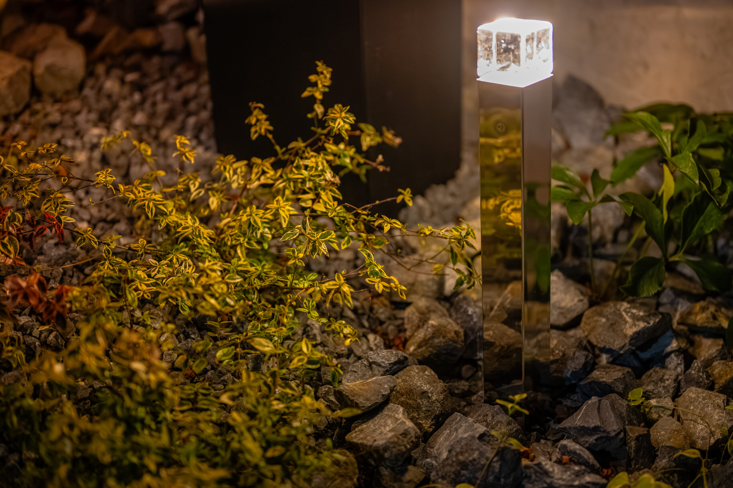 兵庫県　上質な素材と光が織りなす、クールモダンエクステリア