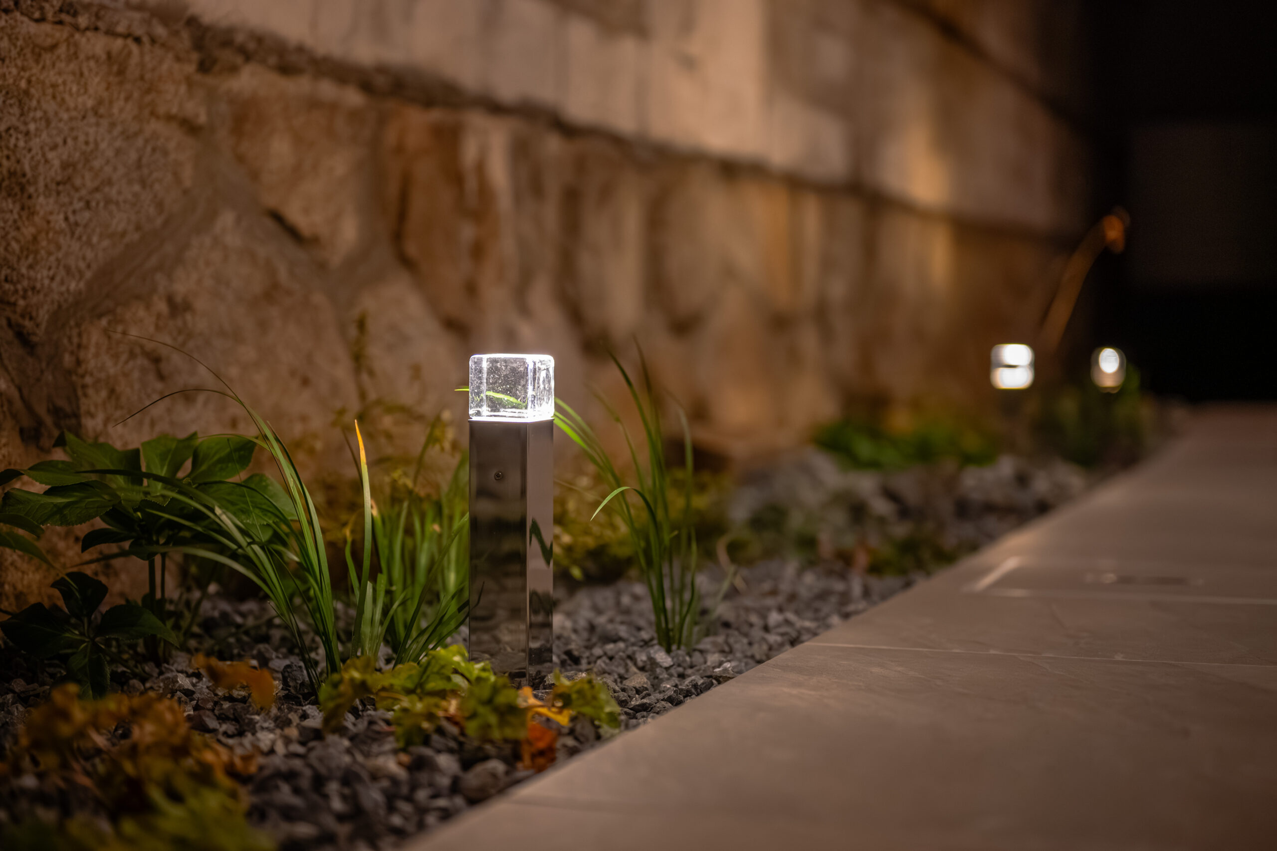 兵庫県　上質な素材と光が織りなす、クールモダンエクステリア