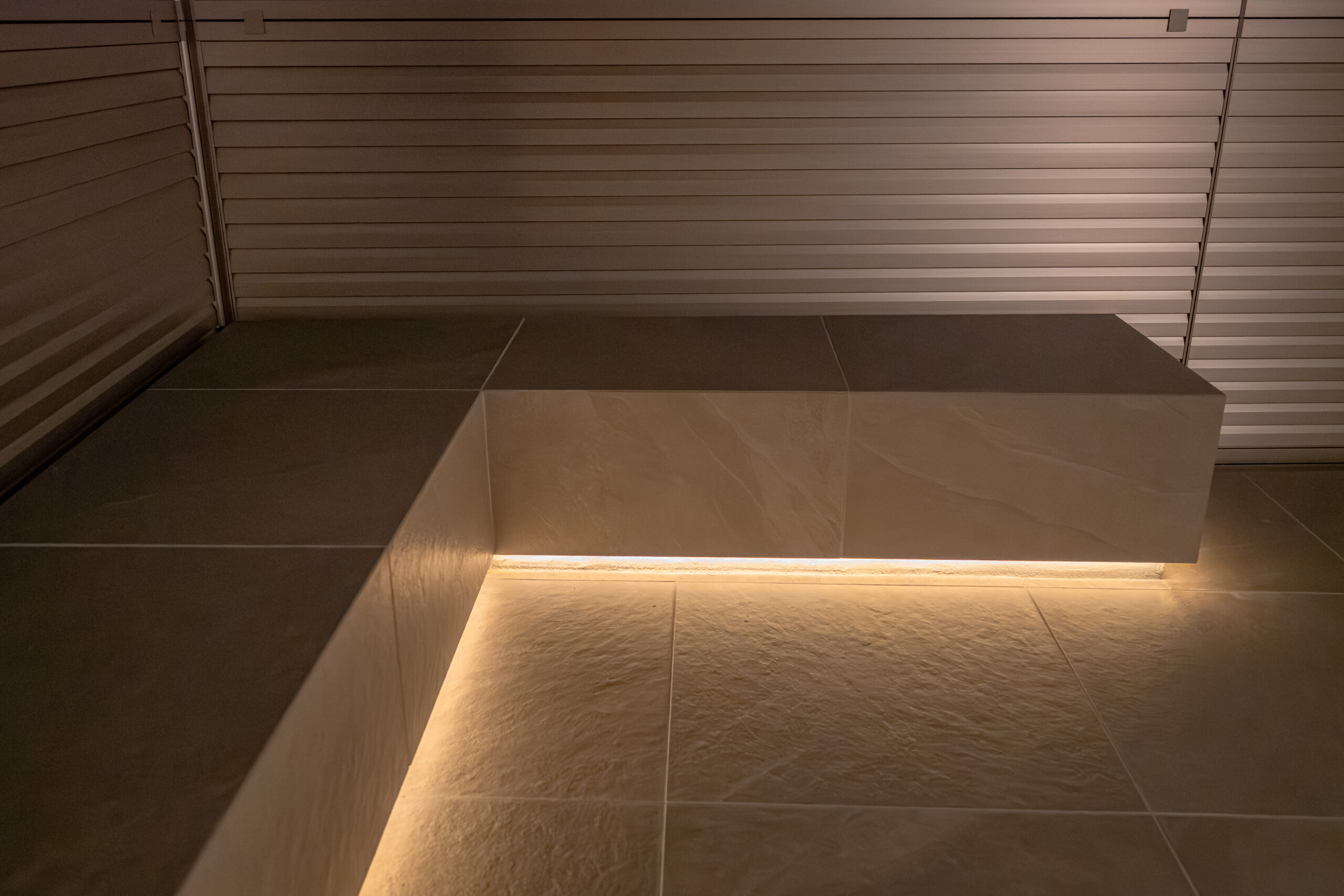 兵庫県　上質な素材と光が織りなす、クールモダンエクステリア