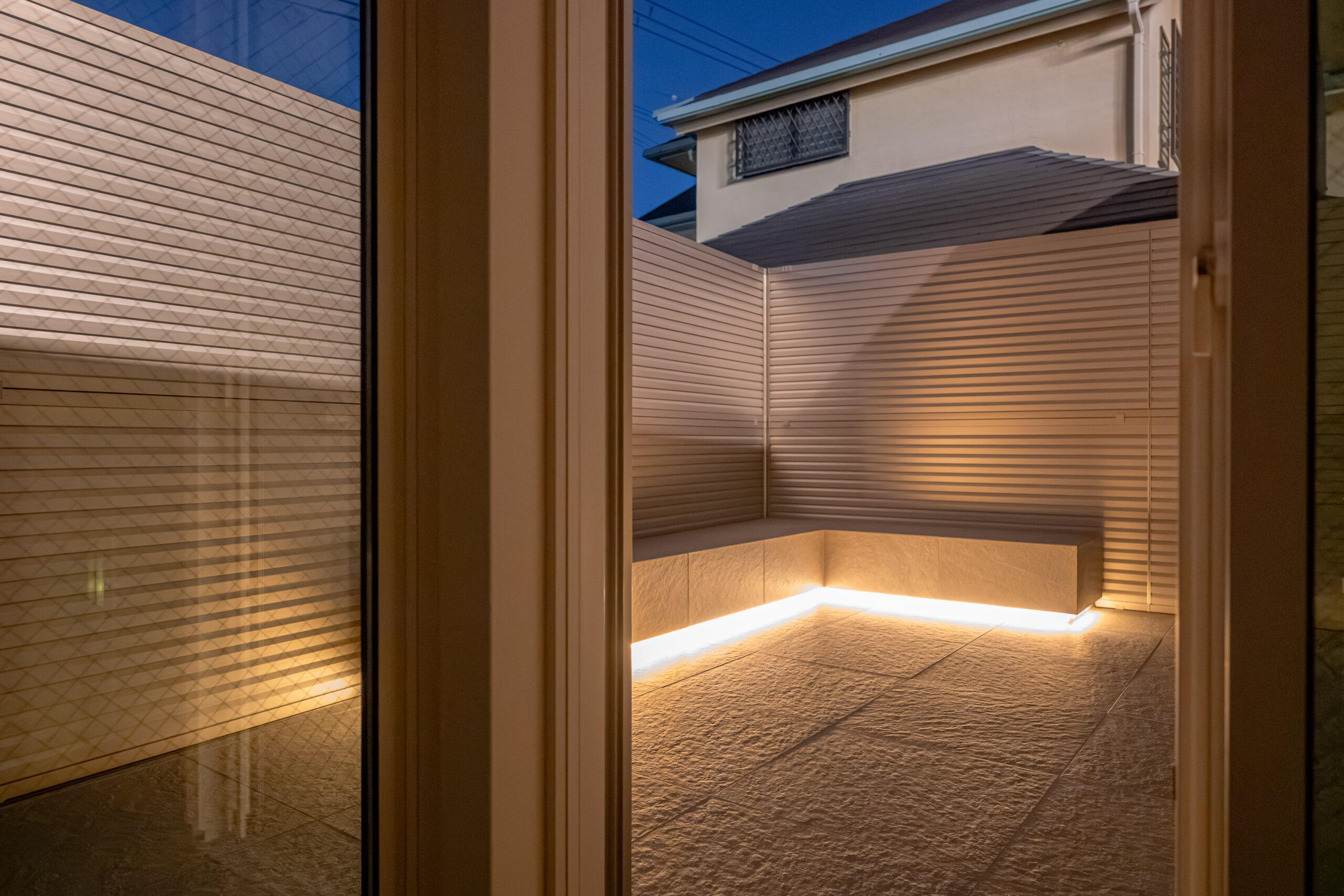 兵庫県　上質な素材と光が織りなす、クールモダンエクステリア