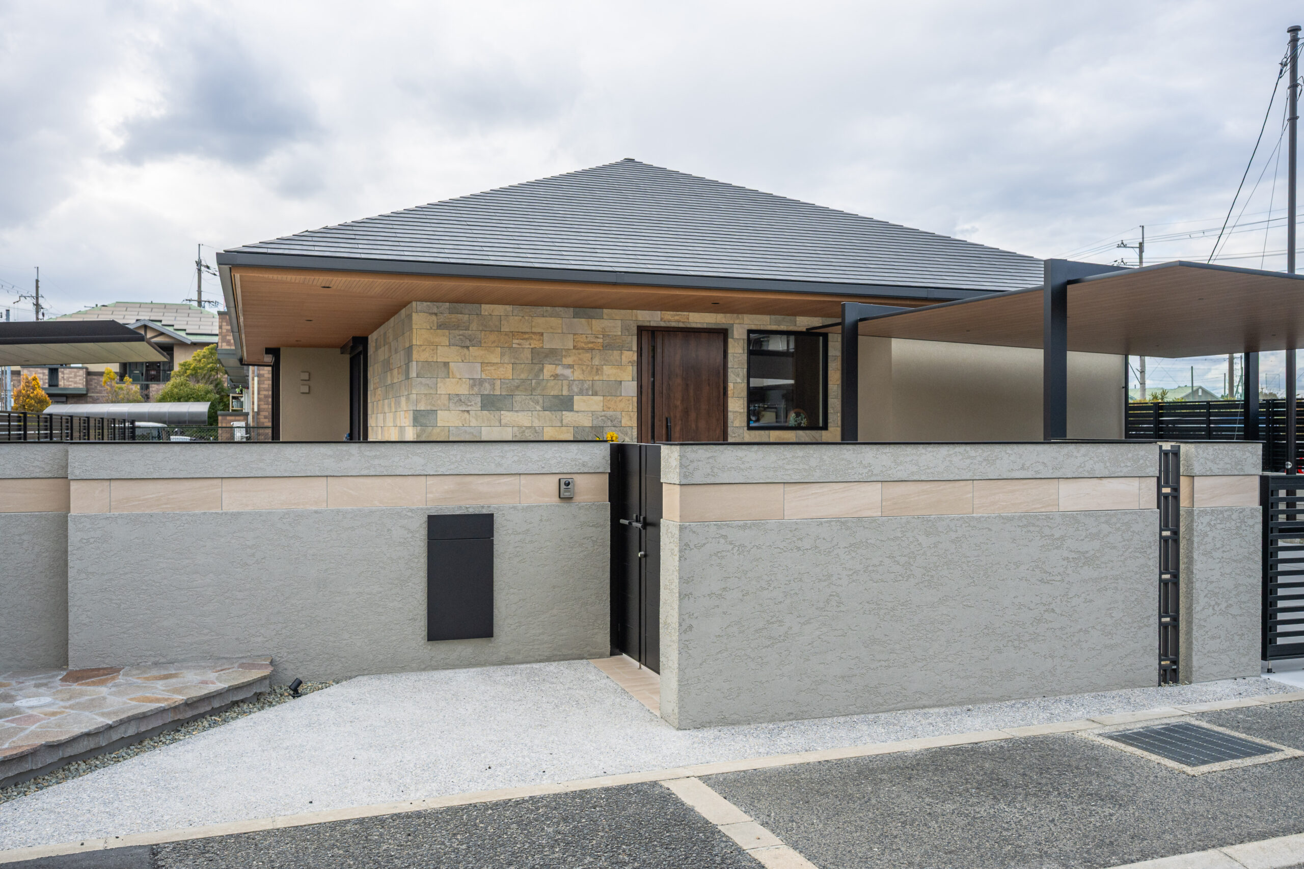 大阪府　穏やかさと端正さが調和する、平屋のためのモダンエクステリア