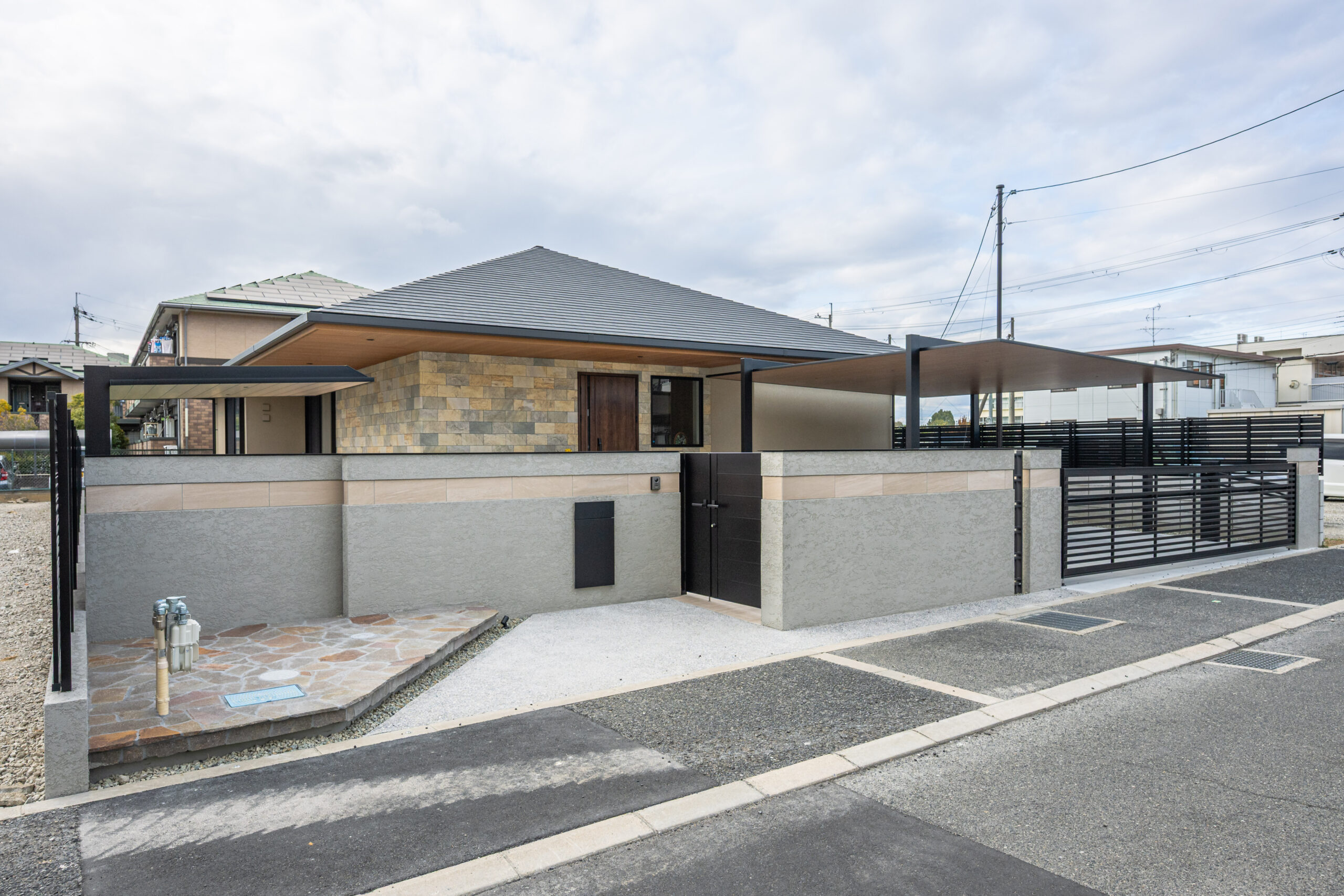 大阪府　穏やかさと端正さが調和する、平屋のためのモダンエクステリア