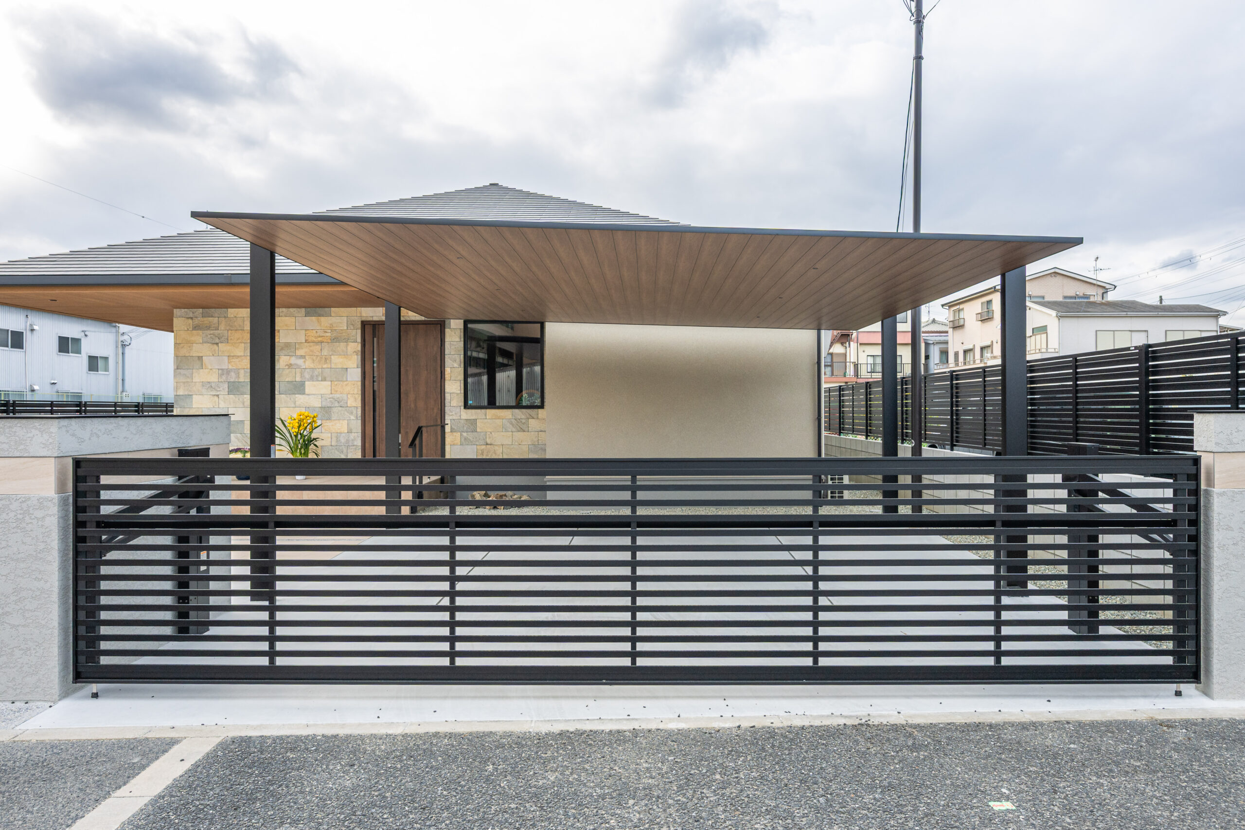 大阪府　穏やかさと端正さが調和する、平屋のためのモダンエクステリア