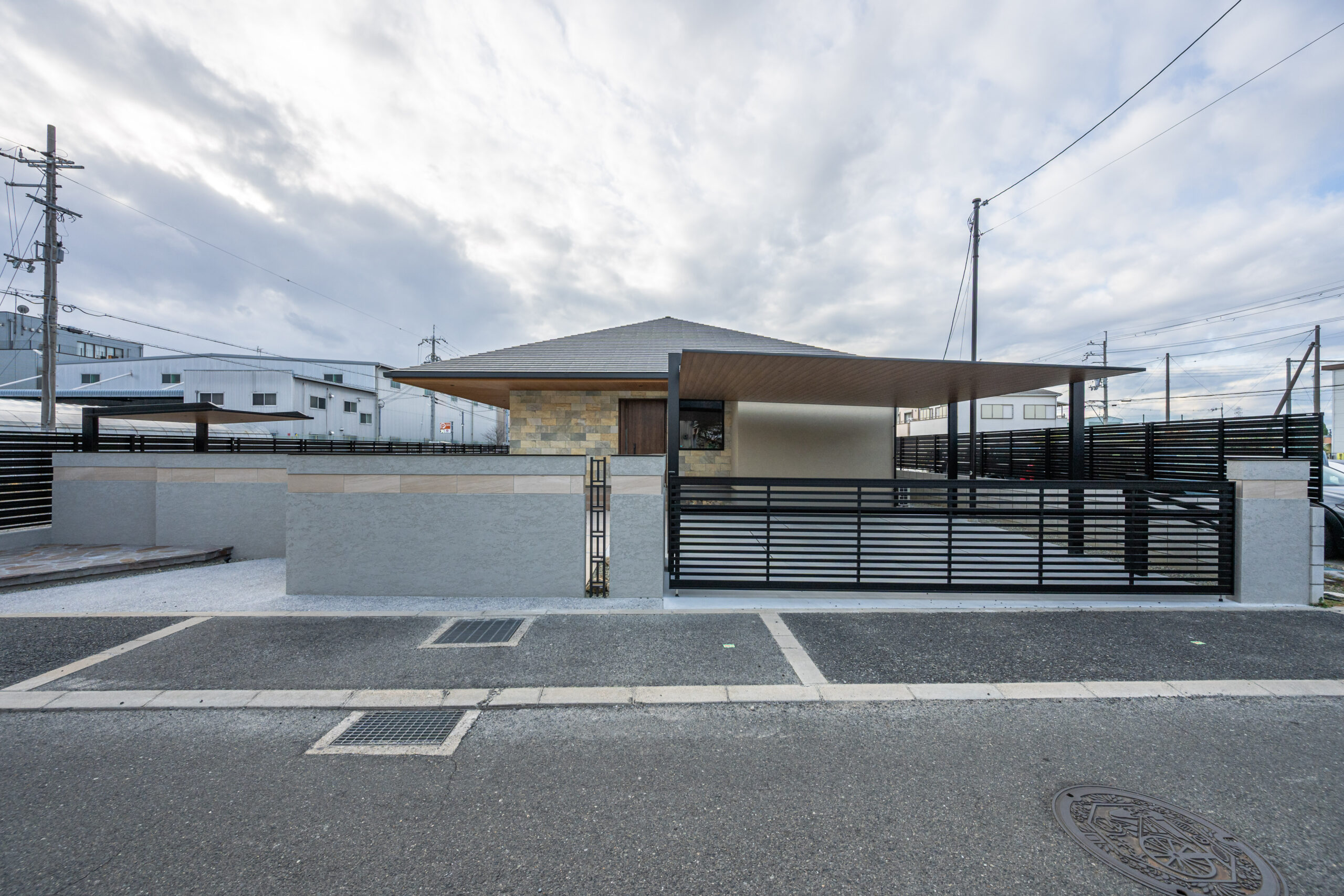 大阪府　穏やかさと端正さが調和する、平屋のためのモダンエクステリア