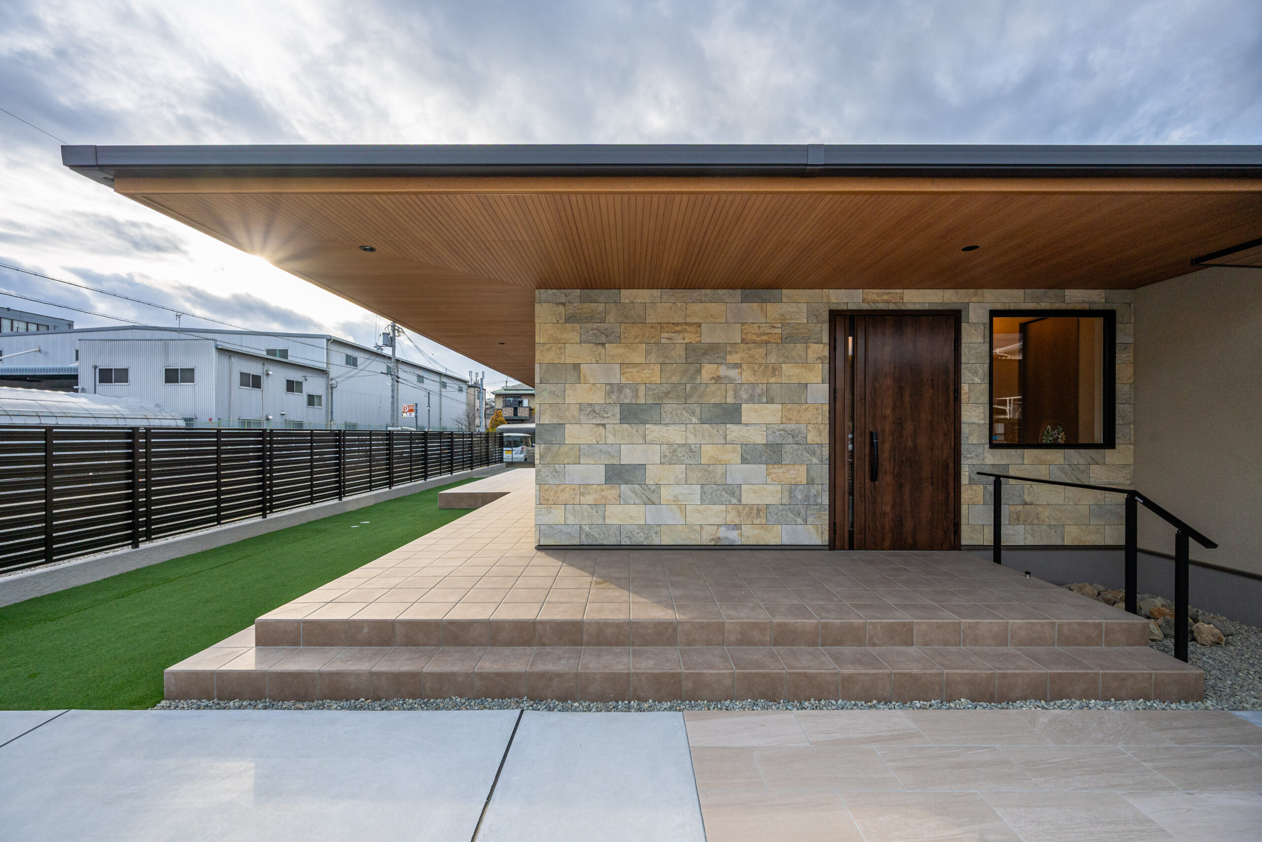 大阪府　穏やかさと端正さが調和する、平屋のためのモダンエクステリア