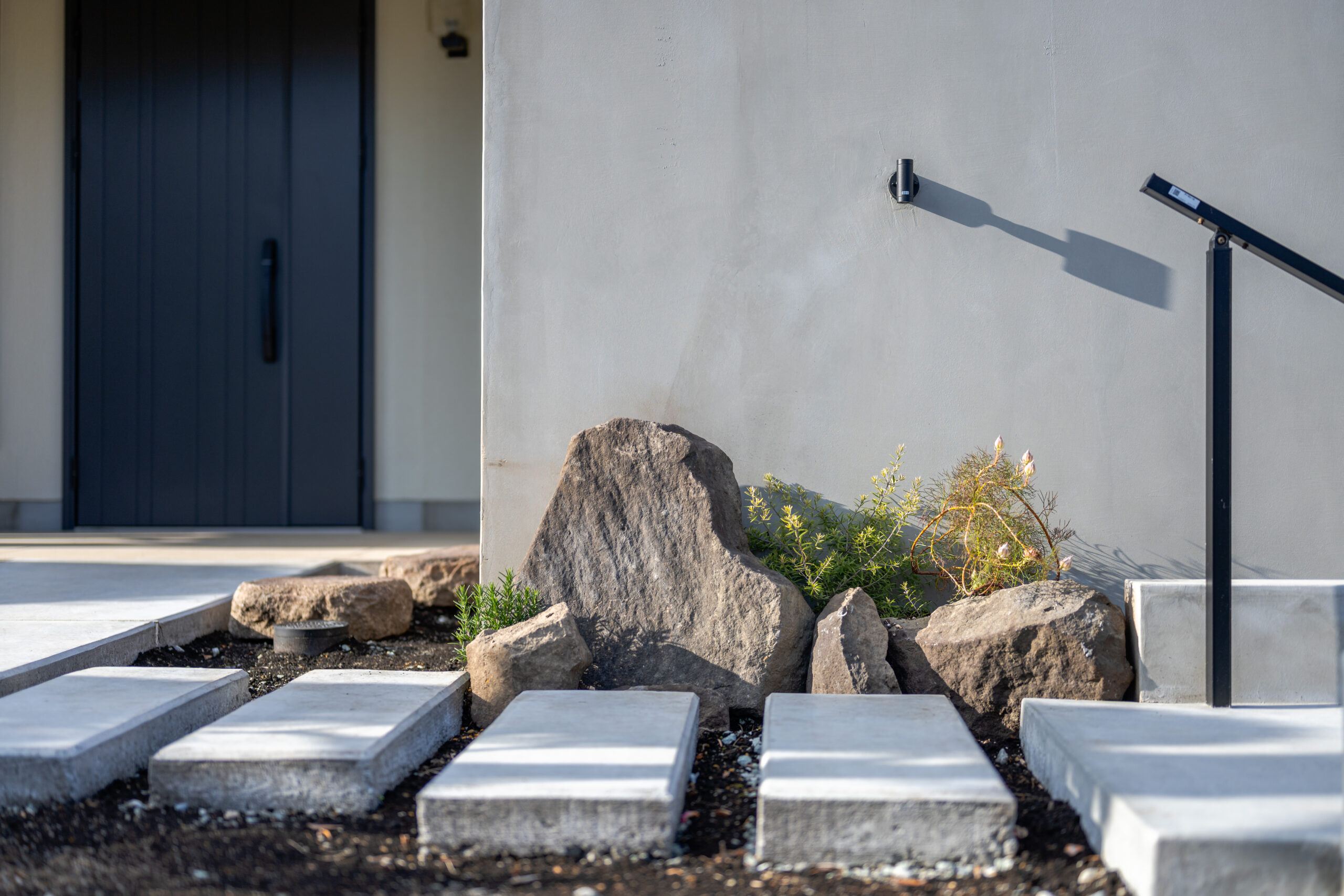 大阪府　継承と革新が織りなす邸宅美。石積みと植栽が時を繋ぐエクステリアリノベーション