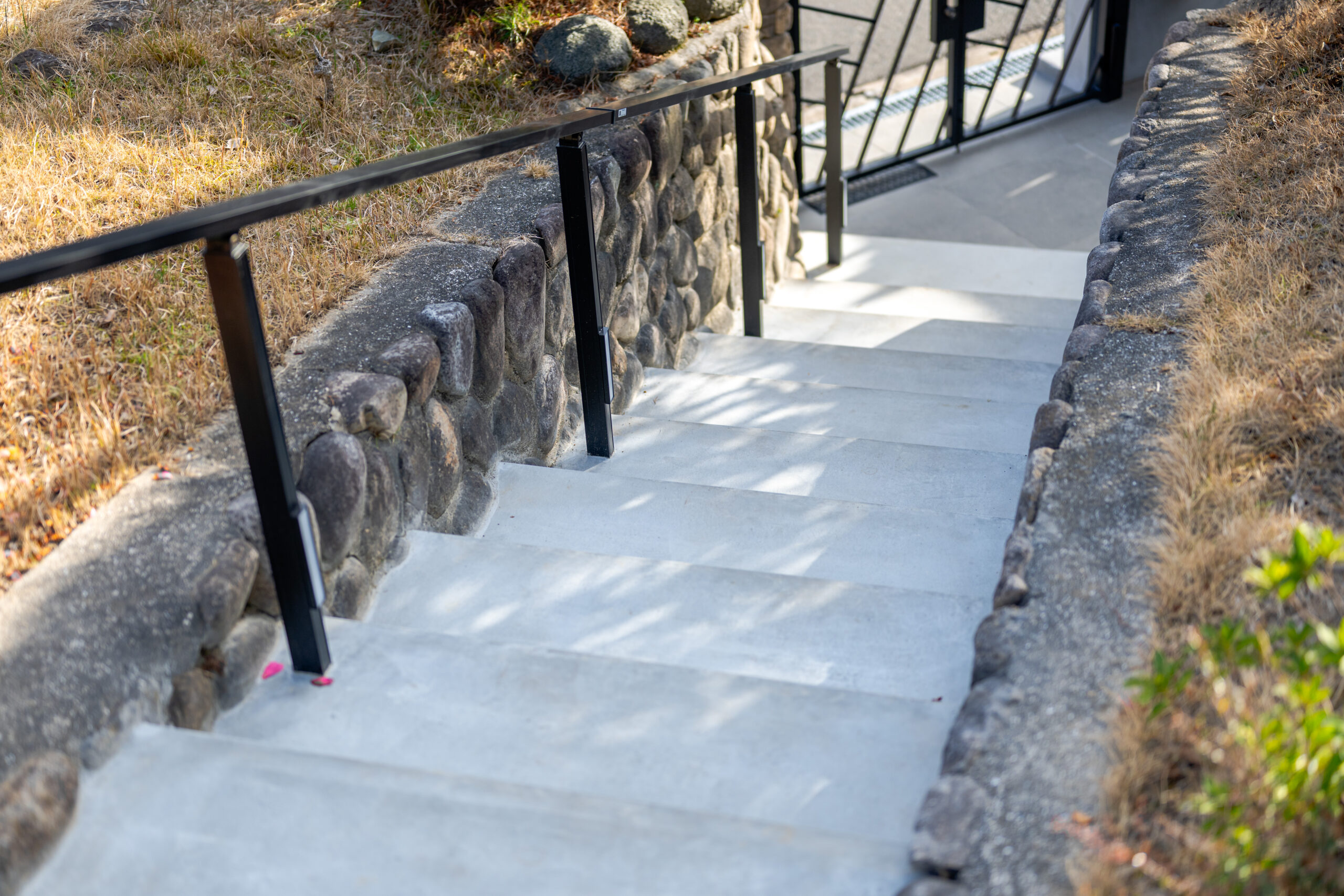 大阪府　継承と革新が織りなす邸宅美。石積みと植栽が時を繋ぐエクステリアリノベーション