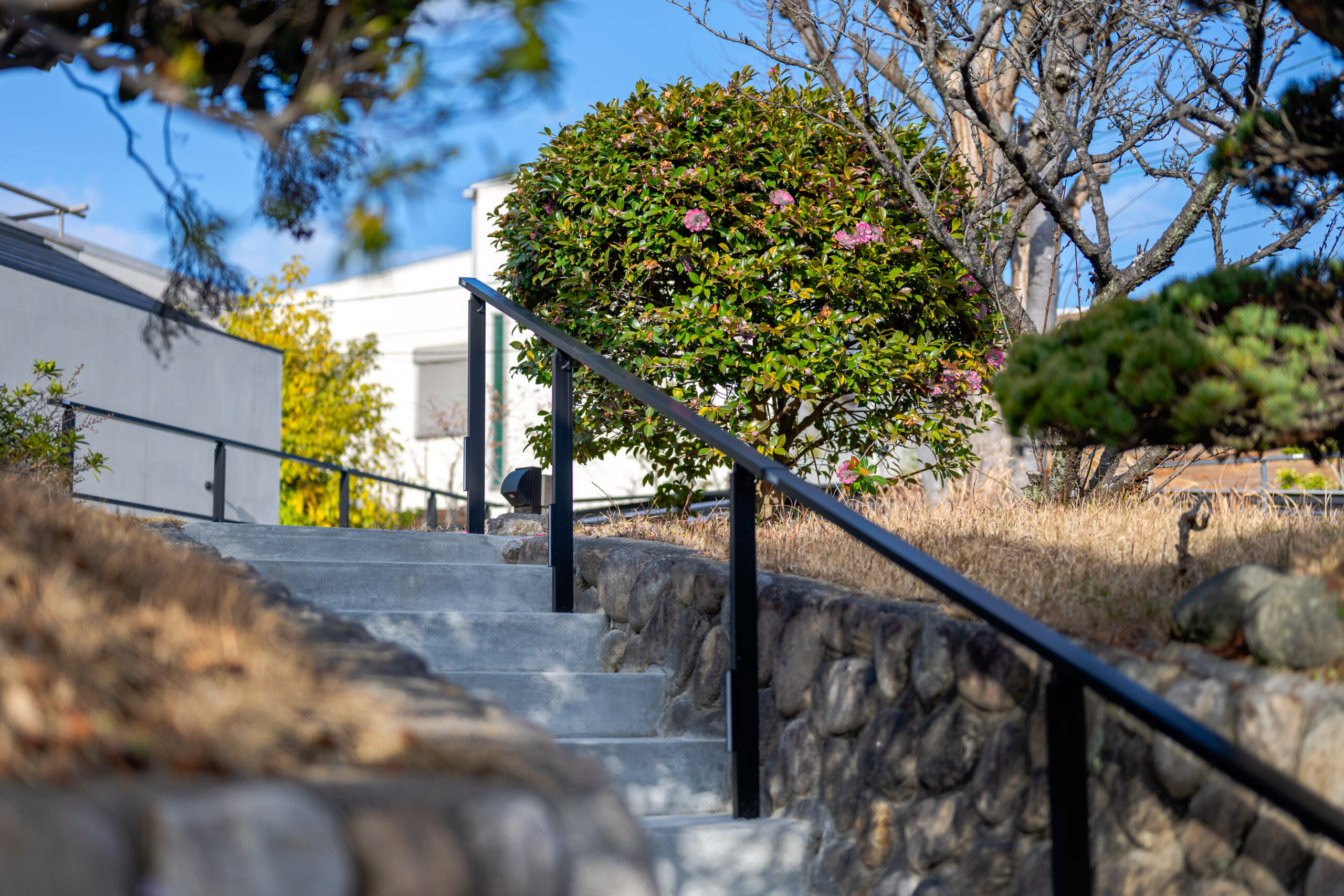 大阪府　継承と革新が織りなす邸宅美。石積みと植栽が時を繋ぐエクステリアリノベーション