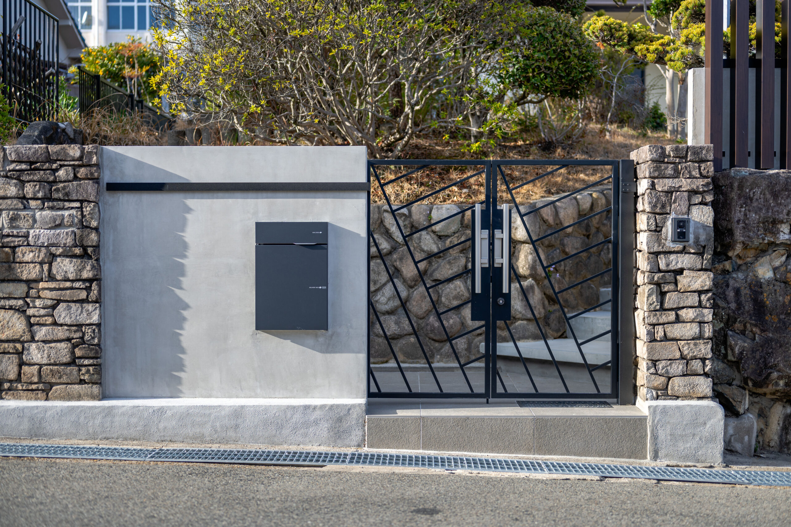 大阪府　継承と革新が織りなす邸宅美。石積みと植栽が時を繋ぐエクステリアリノベーション