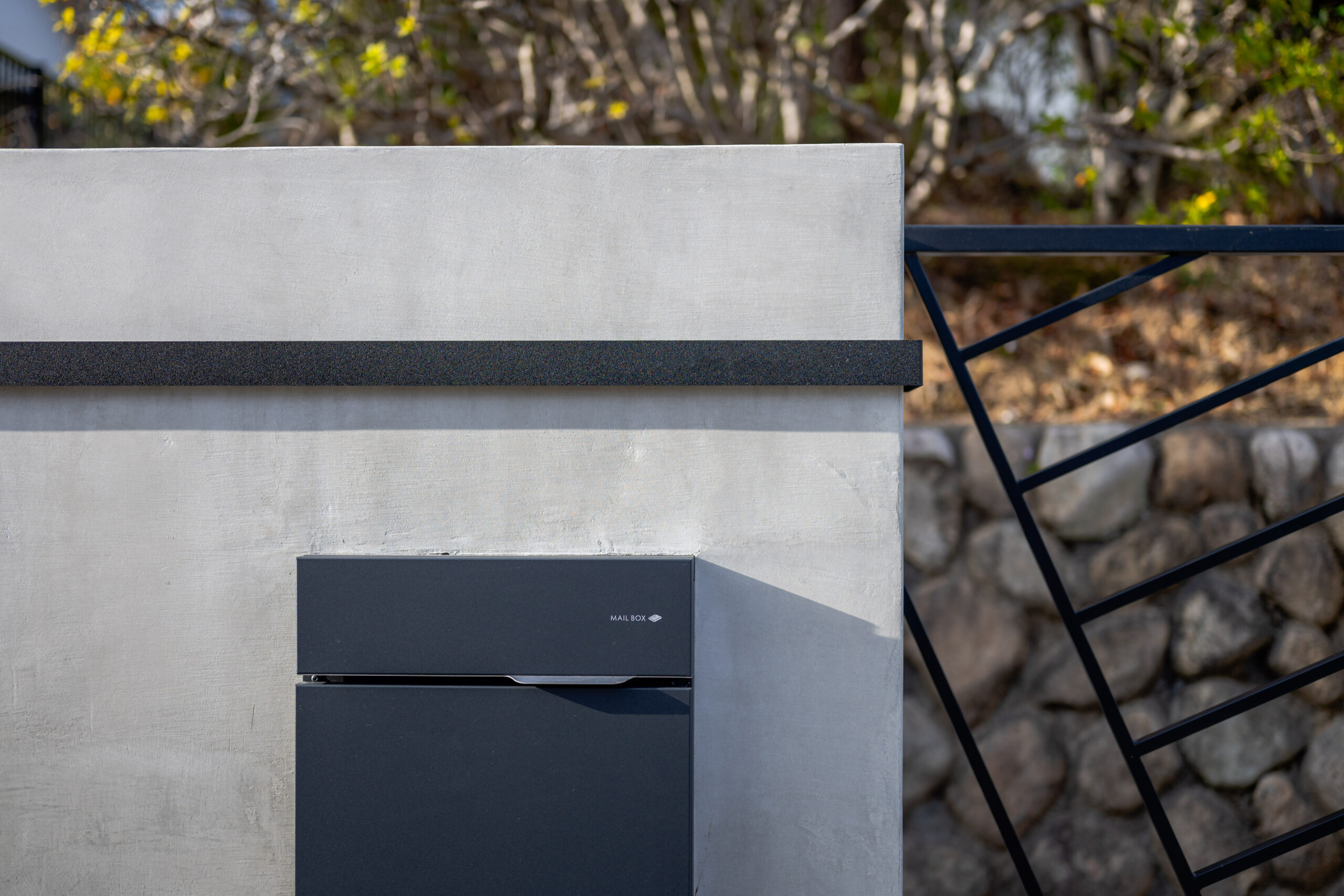 大阪府　継承と革新が織りなす邸宅美。石積みと植栽が時を繋ぐエクステリアリノベーション