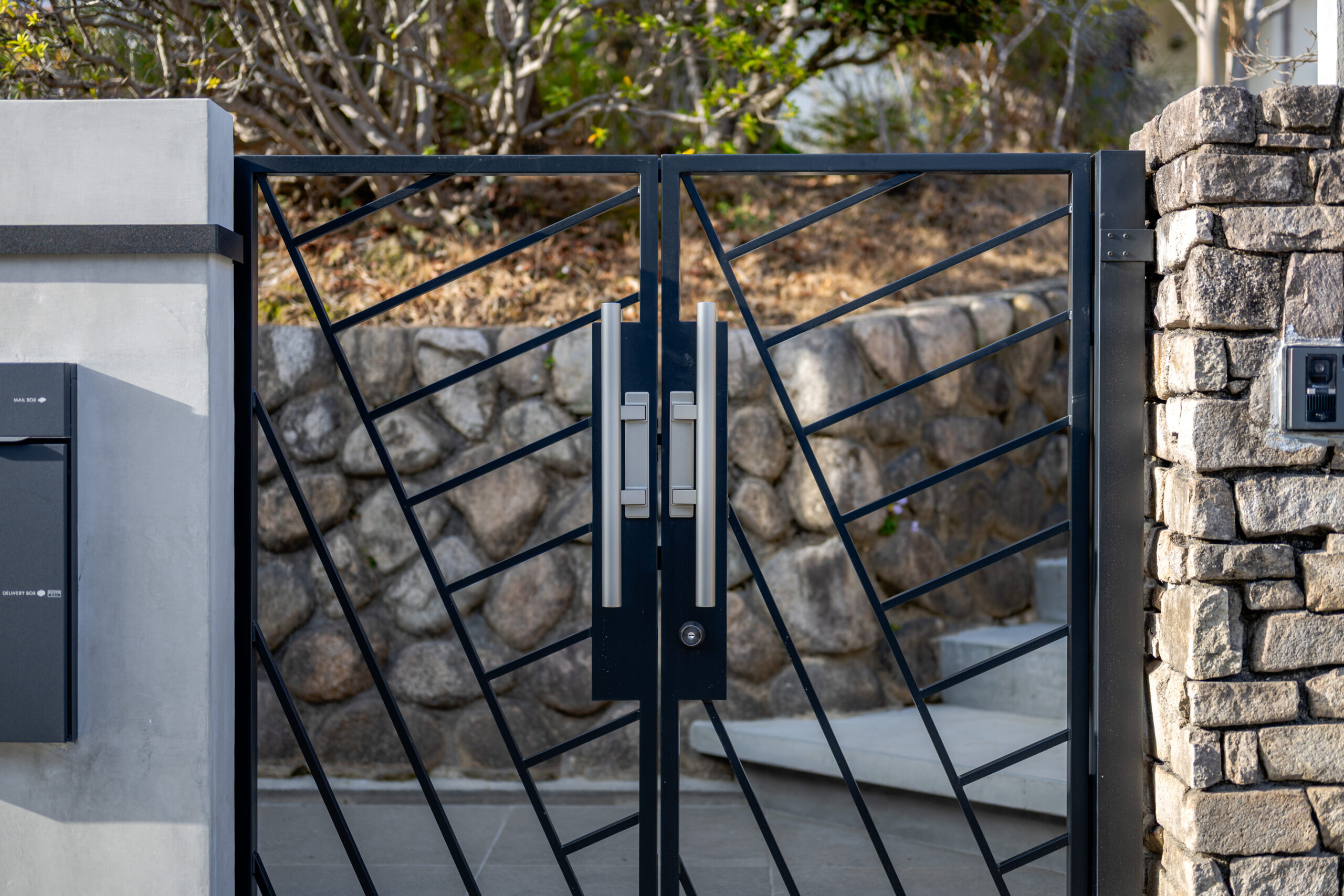 大阪府　継承と革新が織りなす邸宅美。石積みと植栽が時を繋ぐエクステリアリノベーション