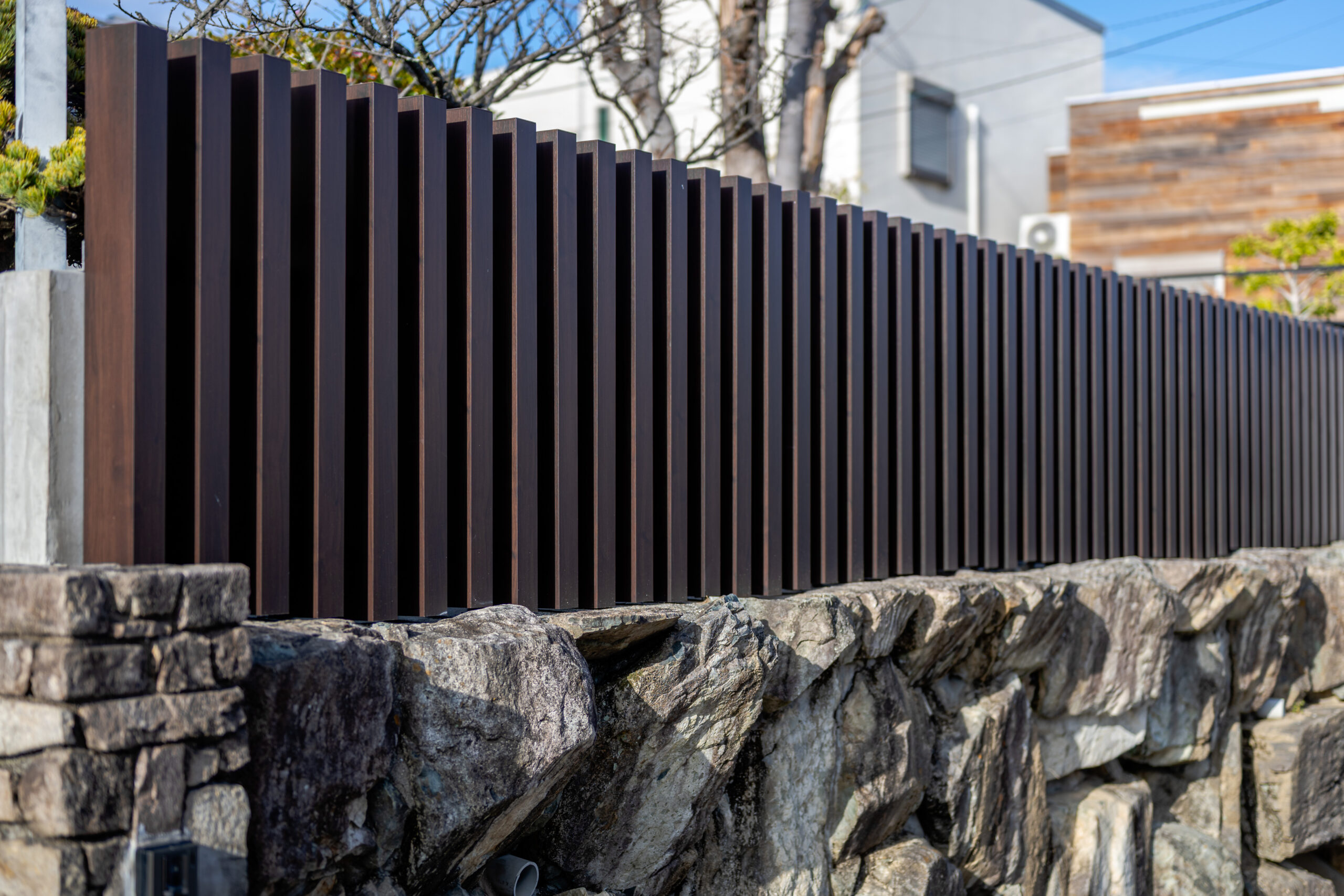 大阪府　継承と革新が織りなす邸宅美。石積みと植栽が時を繋ぐエクステリアリノベーション