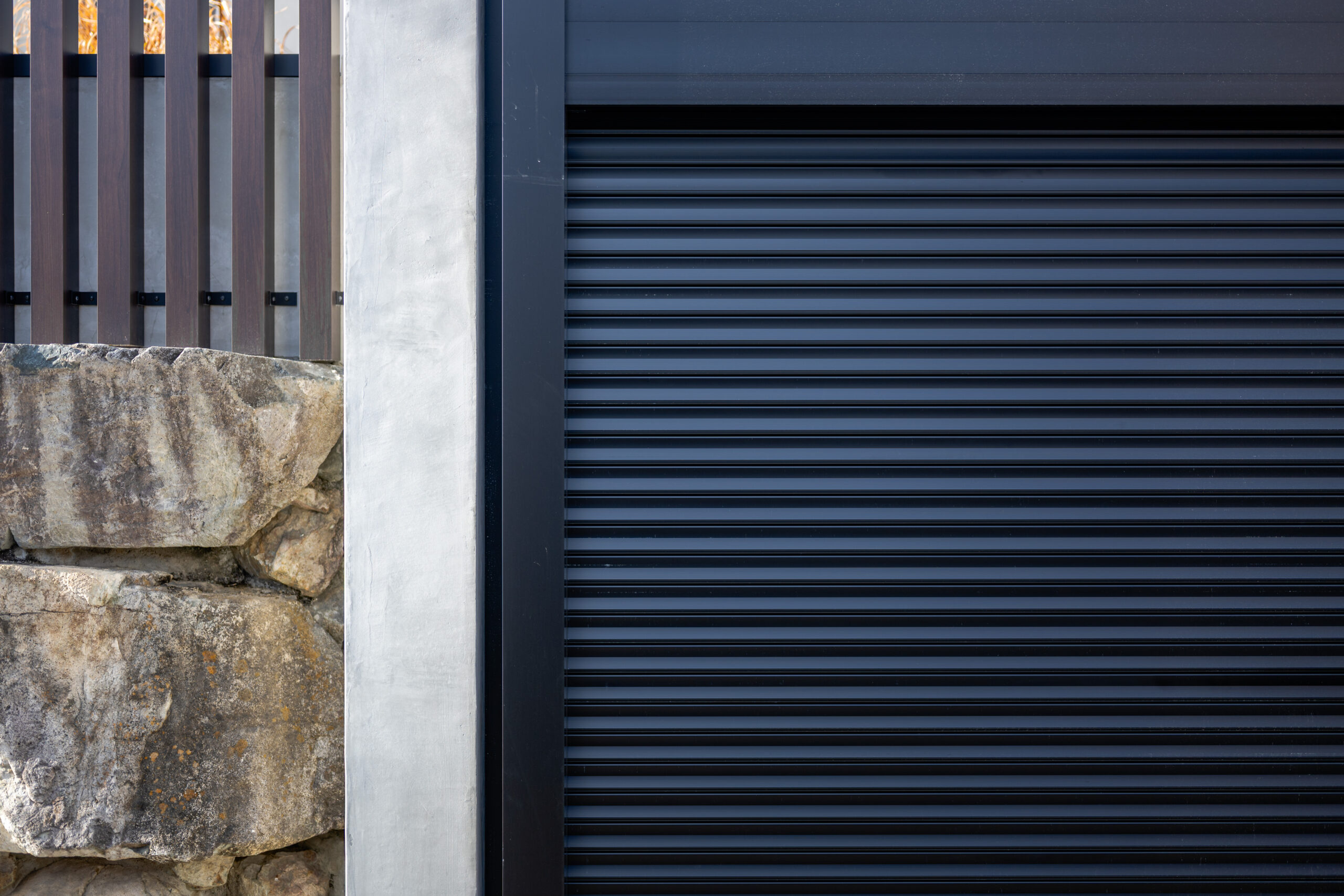 大阪府　継承と革新が織りなす邸宅美。石積みと植栽が時を繋ぐエクステリアリノベーション