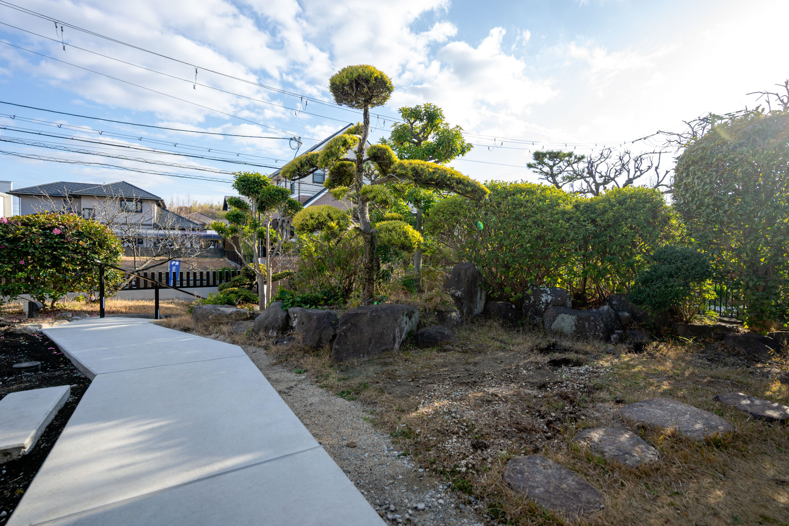 大阪府　継承と革新が織りなす邸宅美。石積みと植栽が時を繋ぐエクステリアリノベーション