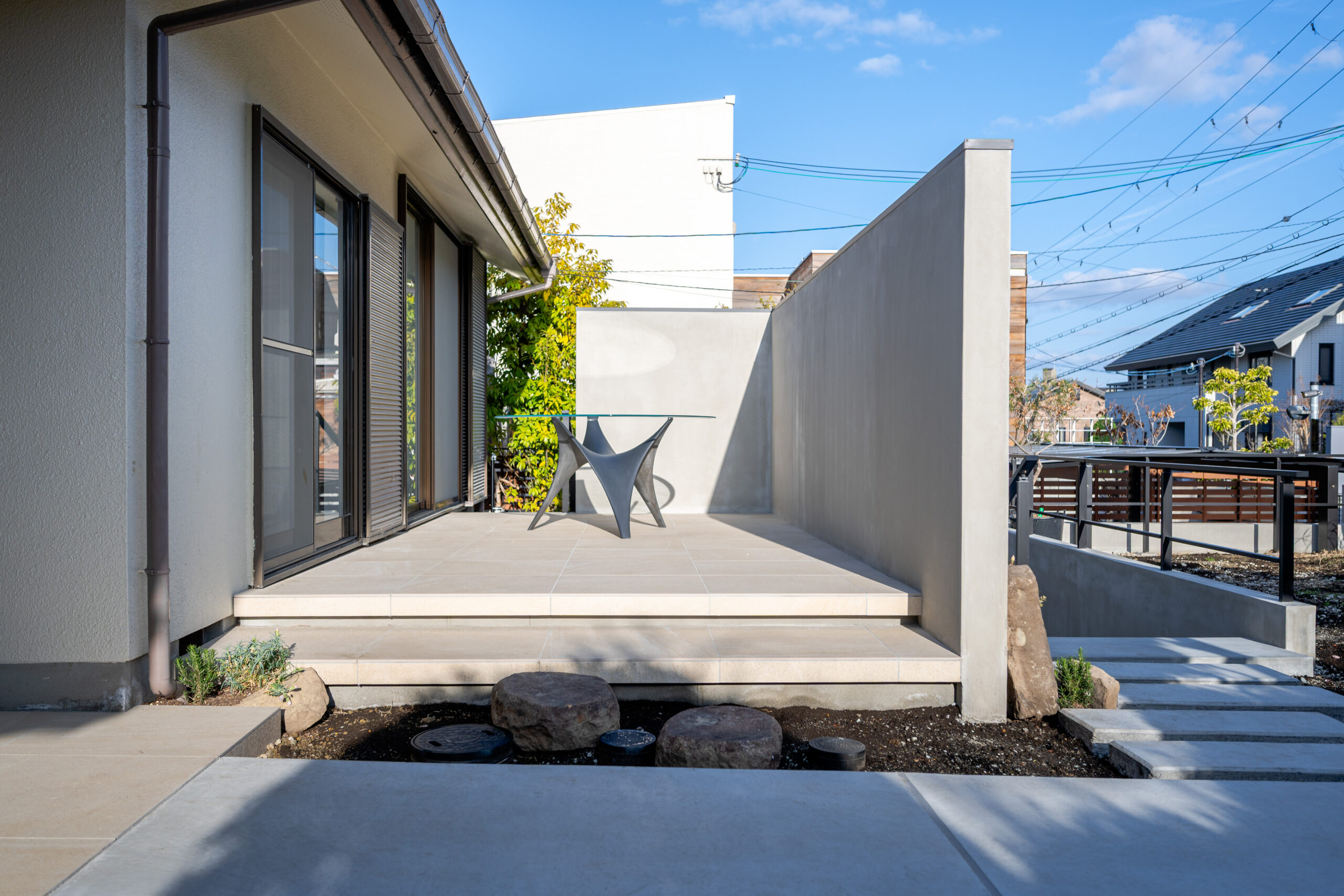 大阪府　継承と革新が織りなす邸宅美。石積みと植栽が時を繋ぐエクステリアリノベーション