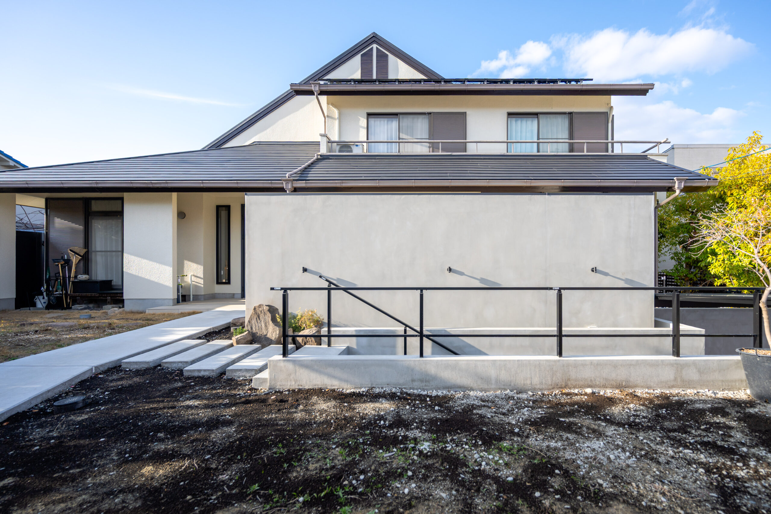 大阪府　継承と革新が織りなす邸宅美。石積みと植栽が時を繋ぐエクステリアリノベーション