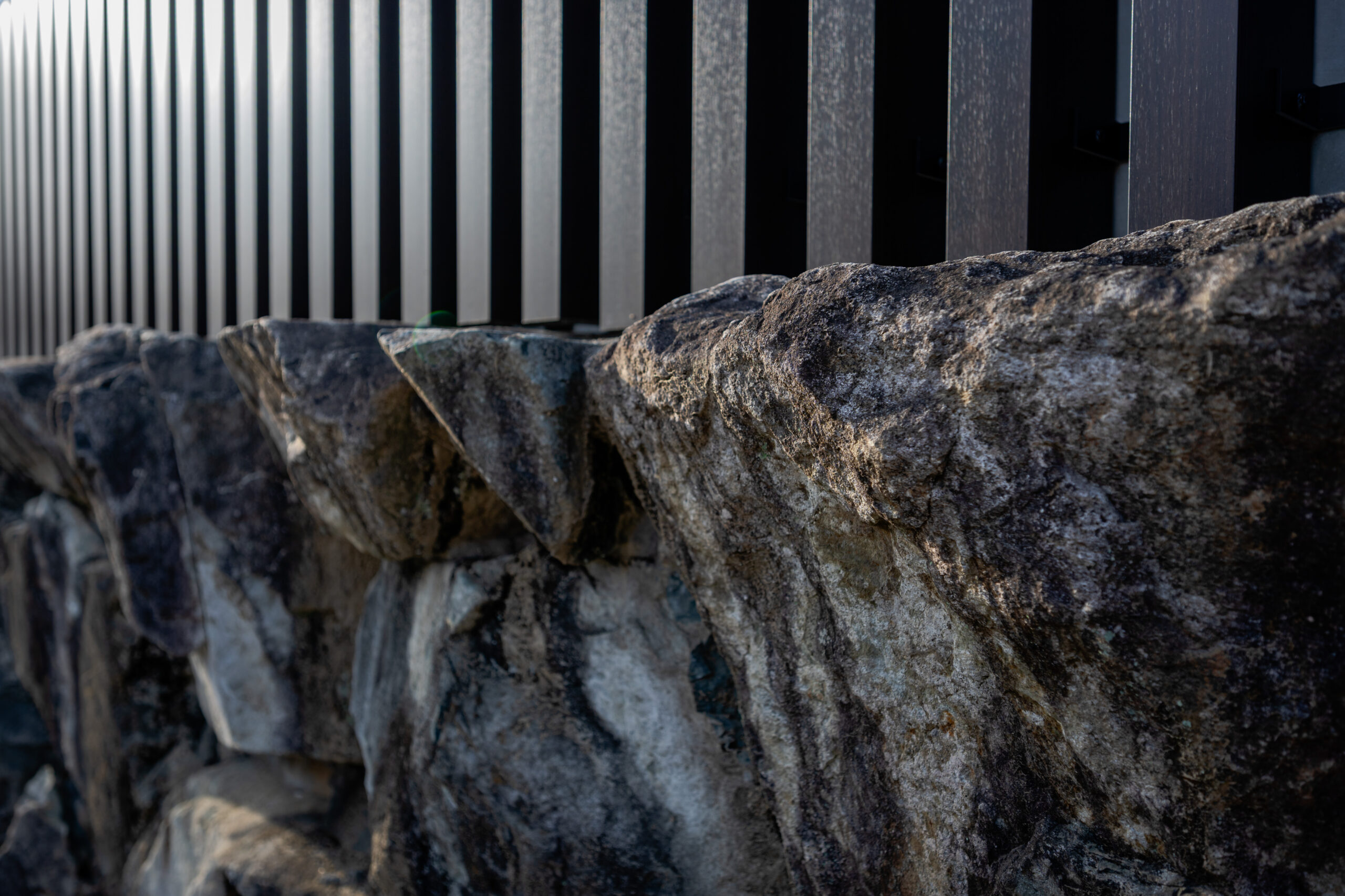 大阪府　継承と革新が織りなす邸宅美。石積みと植栽が時を繋ぐエクステリアリノベーション